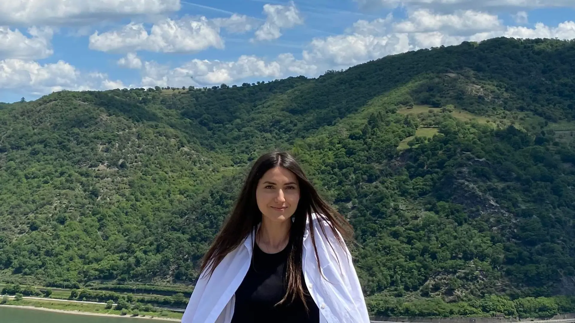 Oleksandra Khala im Mittelrhein-Gebirge bei Bacharach