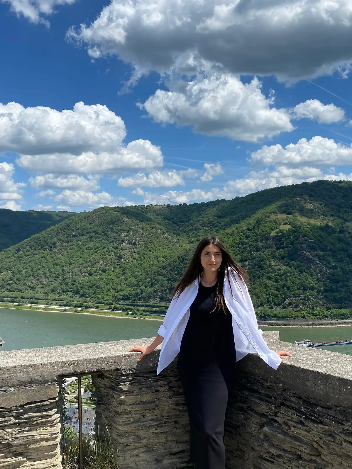 Oleksandra Khala im Mittelrhein-Gebirge bei Bacharach