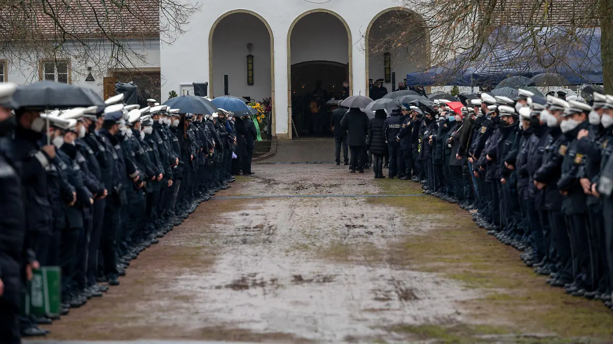 16.02.2022, Saarland, Homburg: Polizisten und Polizistinnen stehen an der Kirche Spalier beim Gedenkgottesdienst für eine getötete Polizistin. Nach der Bestattung eines ermordeten Polizisten wird nun auch seine getötete Kollegin beigesetzt. Der 29 Jahre alte Polizeikommissar und die 24 Jahre alte Polizeianwärterin waren am 31. Januar während einer Fahrzeugkontrolle bei Kusel erschossen worden. Foto: Harald Tittel/dpa +++ dpa-Bildfunk +++