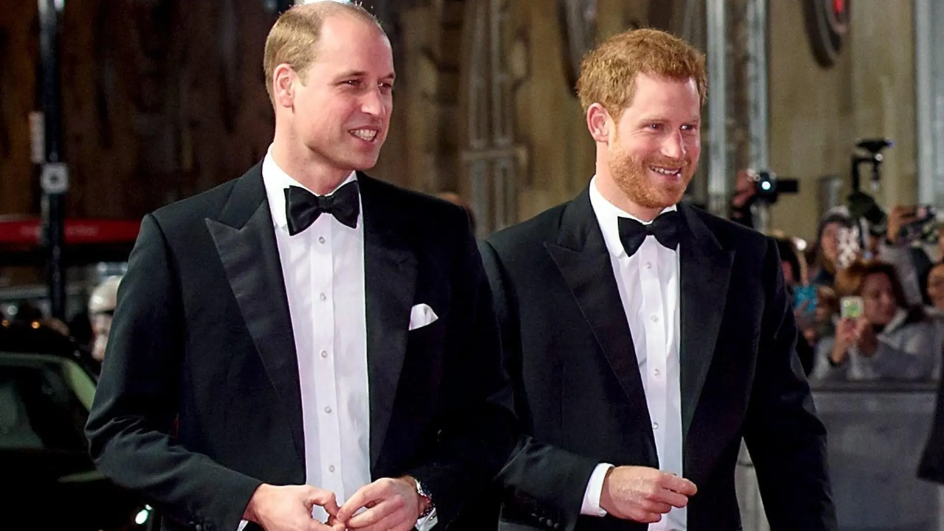 ARCHIV - 12.12.2017, Großbritannien, London: Die britischen Prinzen William (l) und Harry stehen während der Europa-Premiere des Films «Star Wars: Die letzten Jedi» vor der Royal Albert Hall. Prinz William (35) soll der Trauzeuge für seinen Bruder Prinz Harry (33) bei dessen Hochzeit sein. (zu dpa "Royale Hochzeit: Prinz William soll Trauzeuge für Harry werden" vom 26.04.2018) Foto: Matt Crossick/PA Wire/dpa +++ dpa-Bildfunk +++