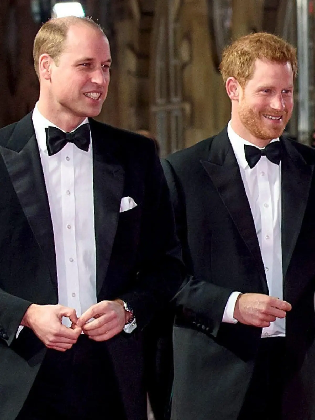 ARCHIV - 12.12.2017, Großbritannien, London: Die britischen Prinzen William (l) und Harry stehen während der Europa-Premiere des Films «Star Wars: Die letzten Jedi» vor der Royal Albert Hall. Prinz William (35) soll der Trauzeuge für seinen Bruder Prinz Harry (33) bei dessen Hochzeit sein.  (zu dpa "Royale Hochzeit: Prinz William soll Trauzeuge für Harry werden" vom 26.04.2018) Foto: Matt Crossick/PA Wire/dpa +++ dpa-Bildfunk +++