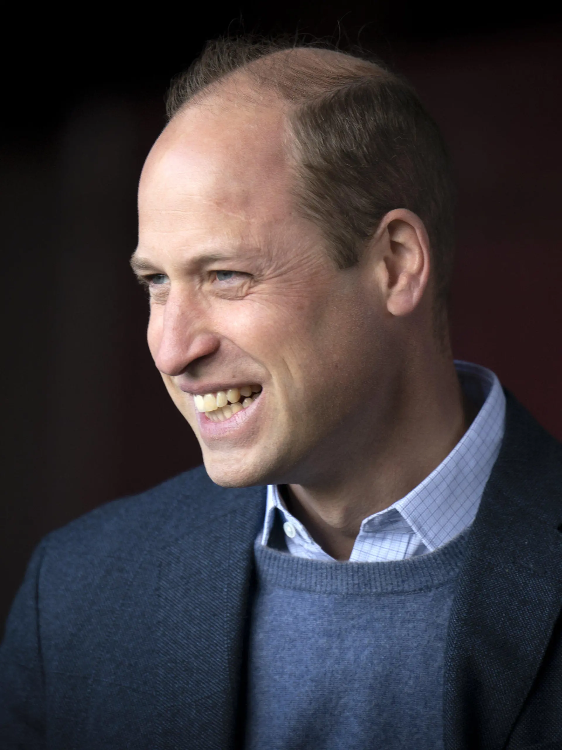 12.05.2022, Großbritannien, Edinburgh: Prinz William, Herzog von Cambridge, lacht beim Heart of Midlothian Football Club in Edinburgh, während eines Besuchs des Programms «The Changing Room», das 2018 von der SAMH (Scottish Association for Mental Health) ins Leben gerufen wurde und nun in Fußballvereinen in ganz Schottland durchgeführt wird. Foto: Jane Barlow/PA Wire/dpa +++ dpa-Bildfunk +++