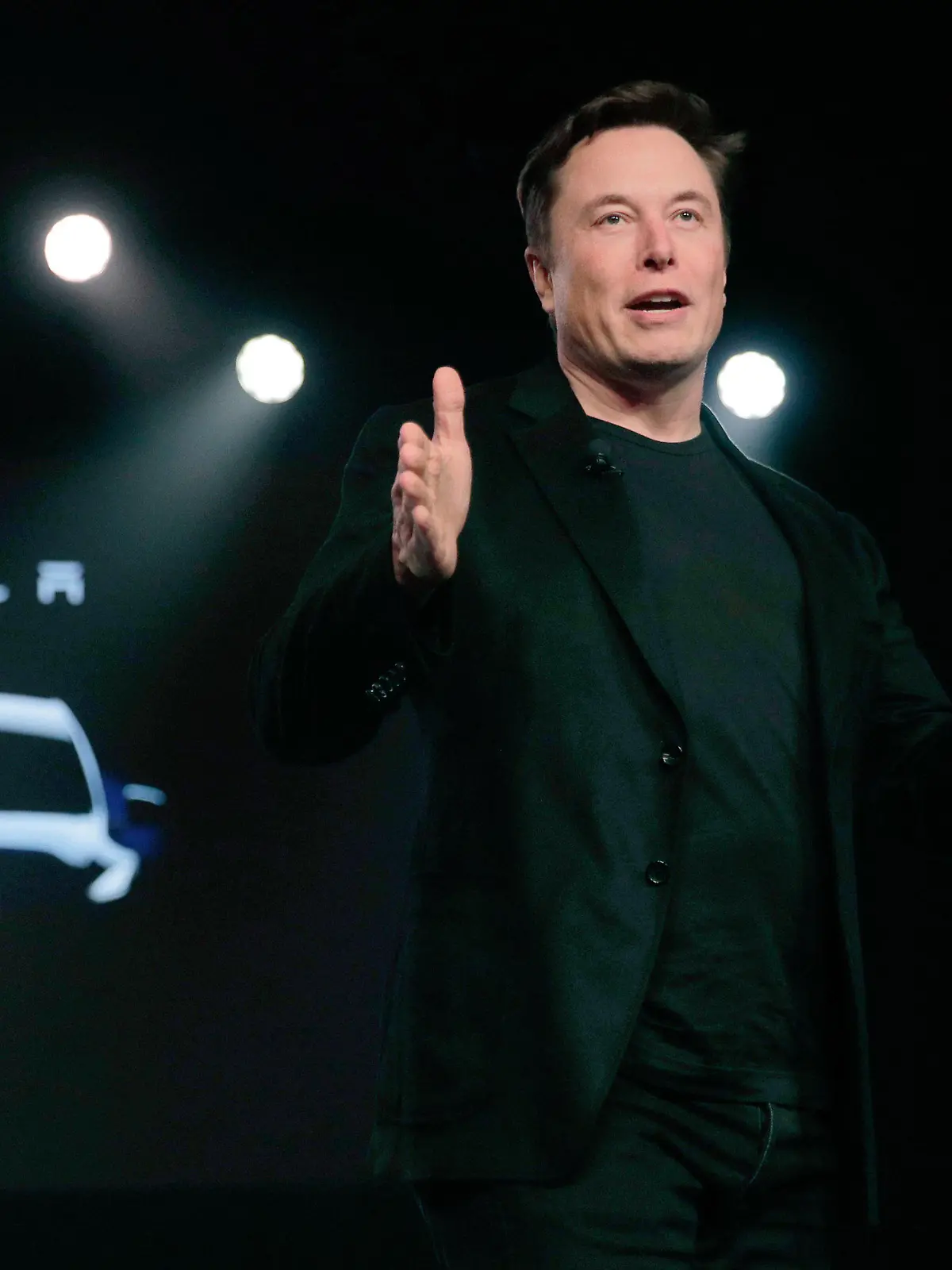 ARCHIV - 14.03.2019, USA, Hawthorne: Tesla-Chef Elon Musk spricht vor der Enthüllung des Teslas Modell Y in Teslas Designstudio. (zu dpa «Tesla kündigt Aktiensplit im Verhältnis 3:1 an») Foto: Jae C. Hong/AP/dpa +++ dpa-Bildfunk +++
