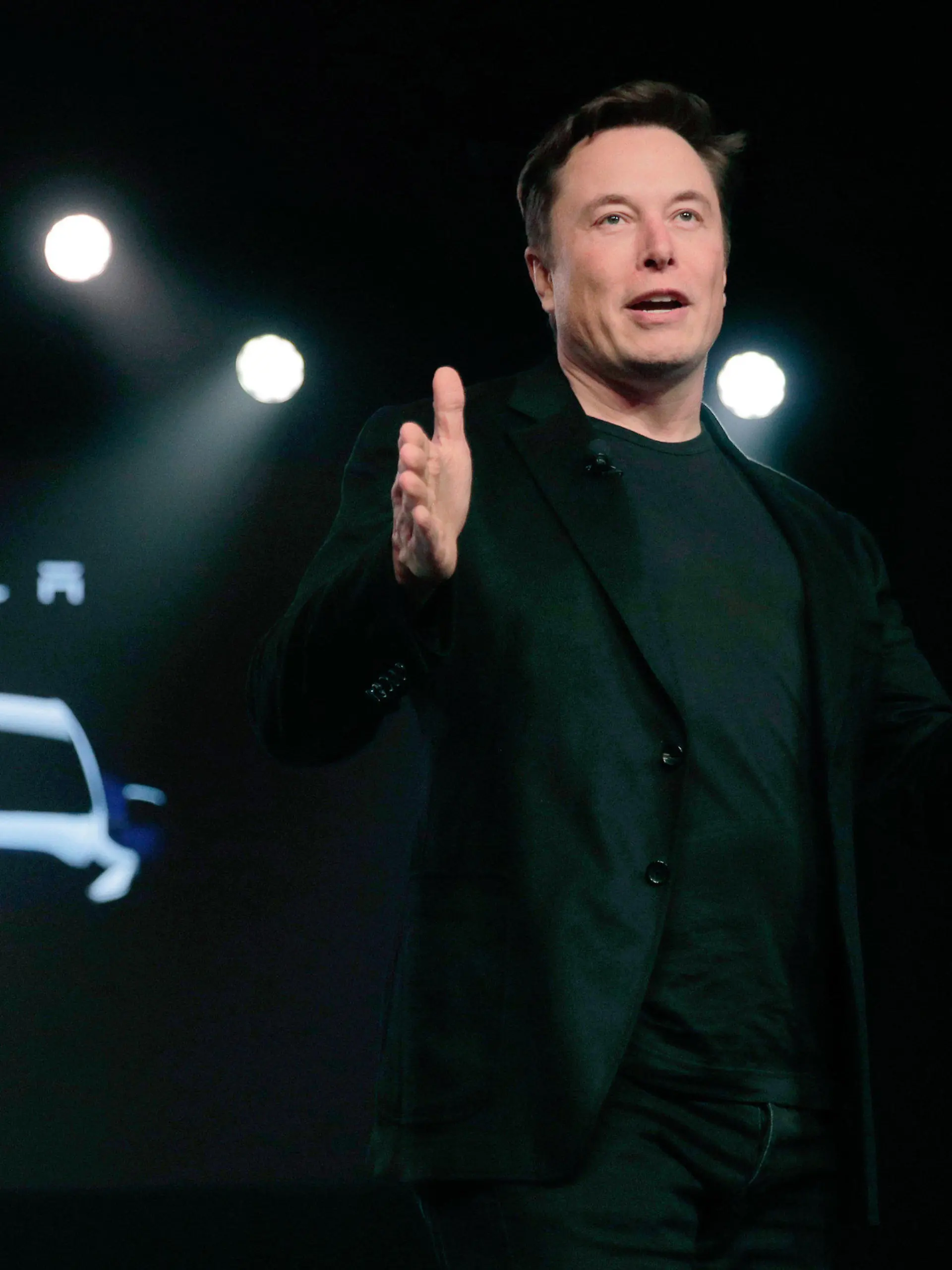 ARCHIV - 14.03.2019, USA, Hawthorne: Tesla-Chef Elon Musk spricht vor der Enthüllung des Teslas Modell Y in Teslas Designstudio. (zu dpa «Tesla kündigt Aktiensplit im Verhältnis 3:1 an») Foto: Jae C. Hong/AP/dpa +++ dpa-Bildfunk +++