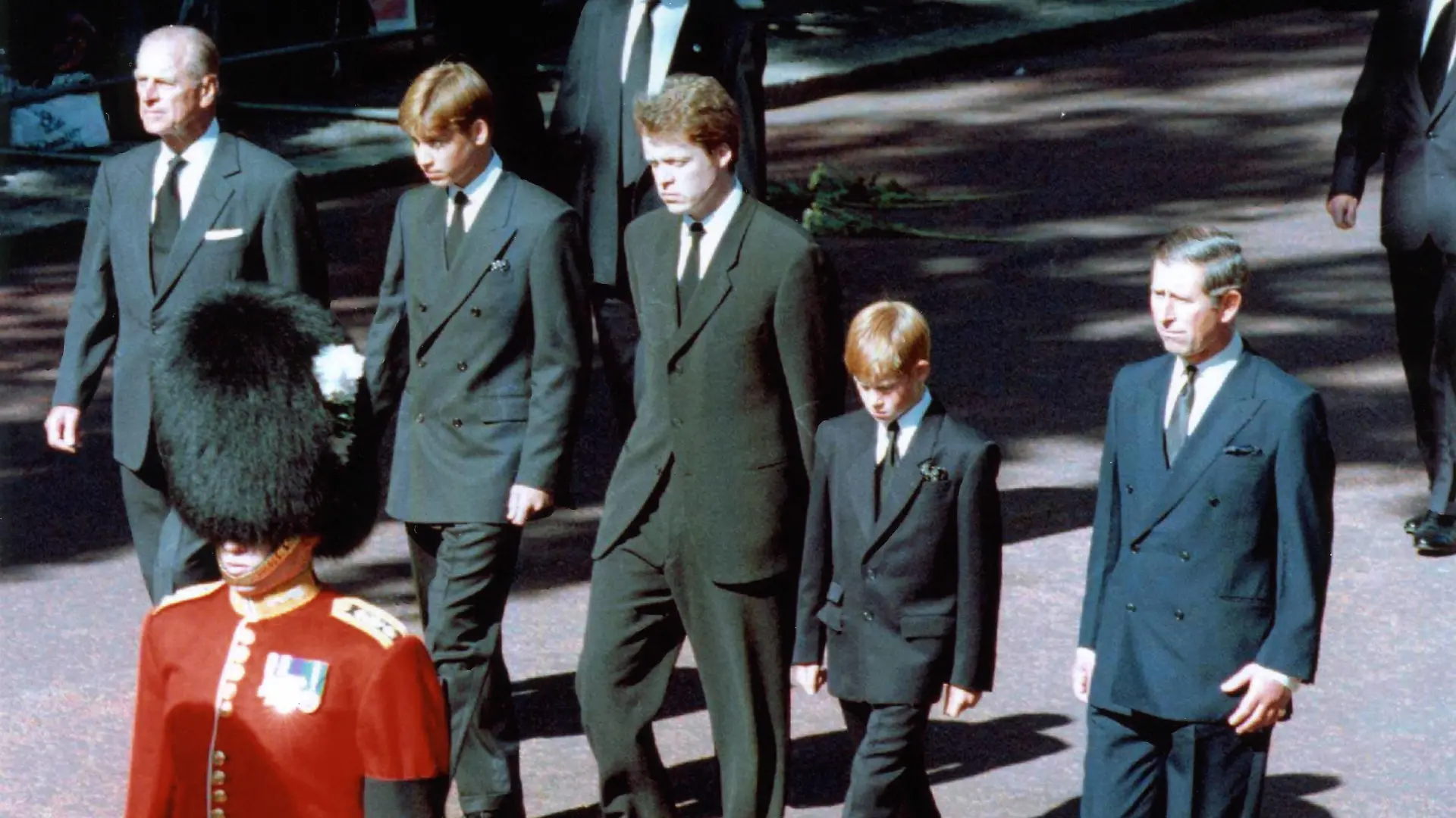 V.l.n.r. Prinz William GBR/Duke of Edingburgh, Prinz William von Wales GBR, Earl of Spencer GBR/Bruder von Lady Diana Spencer, Prinz Harry von Wales GBR und Prinz Charles von Wales GBR bei ihrem Trauermarsch für die verstorbene Lady Diana in London - PUBLICATIONxINxGERxSUIxAUTxHUNxONLY ark19960906703