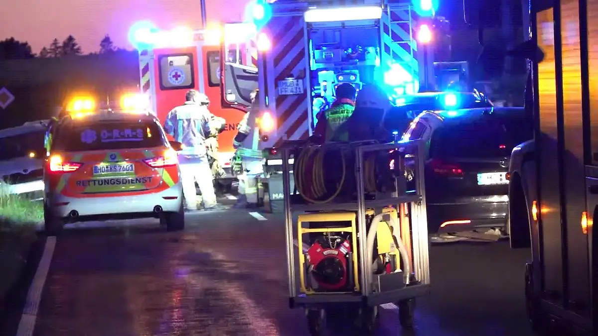 Im nachfolgenden Wagen sitzen Freunde des Paares. Sie erleiden einen Schock.