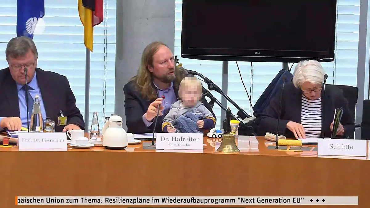 Anton Hofreiter leitet die Ausschusssitzung mit seinem Sohn auf dem Schoß