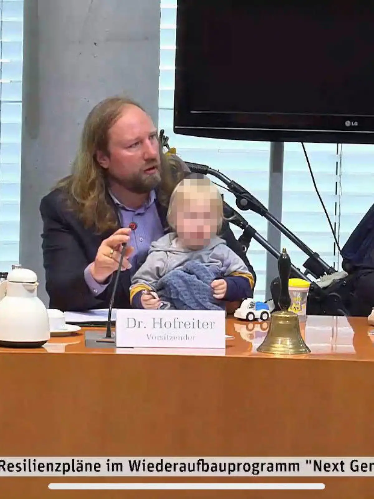 Anton Hofreiter leitet die Ausschusssitzung mit seinem Sohn auf dem Schoß
