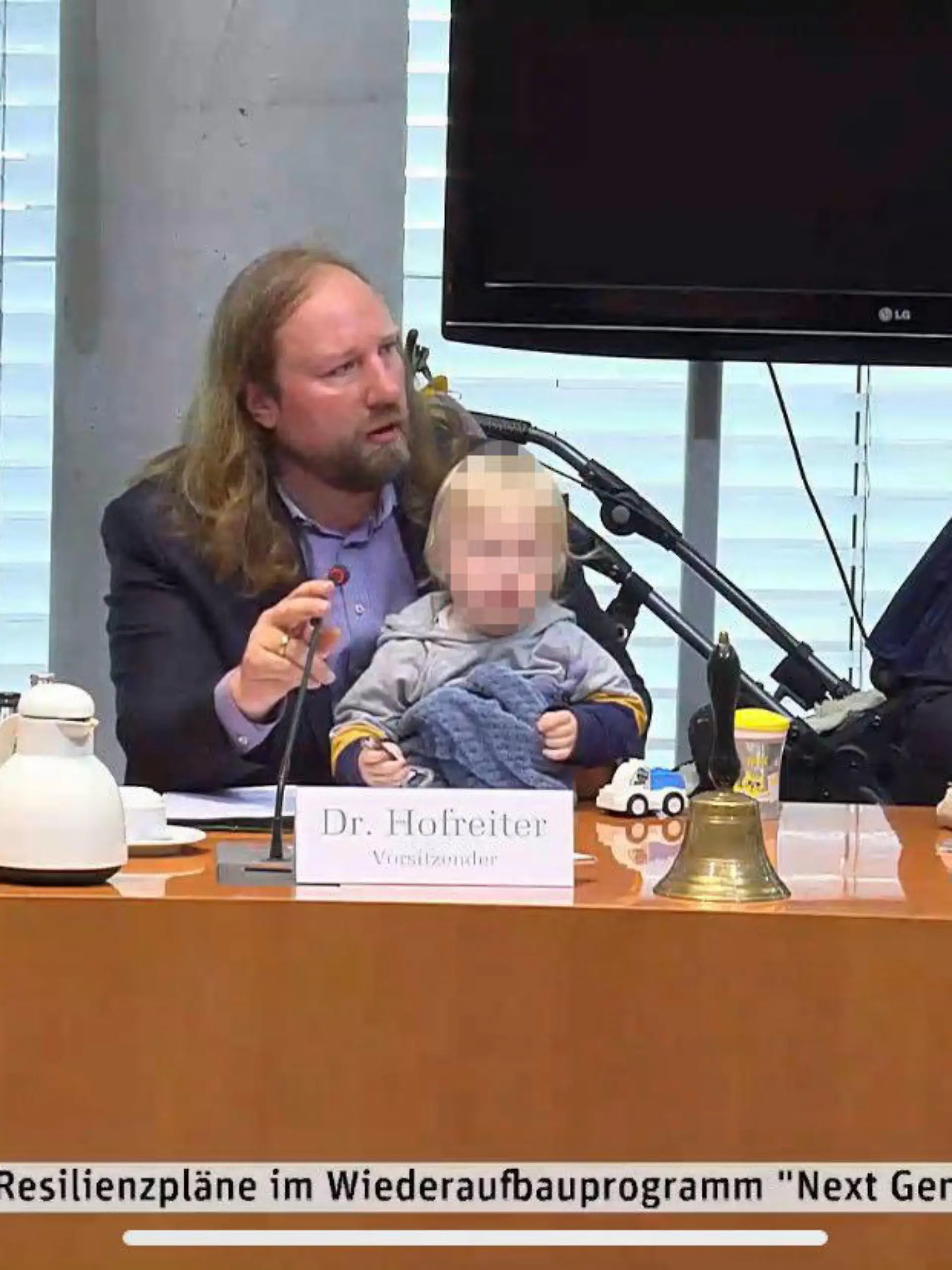 Anton Hofreiter leitet die Ausschusssitzung mit seinem Sohn auf dem Schoß