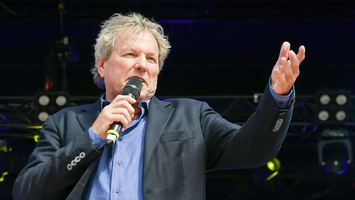 22.05.2022, xlakx, Entertainment Musik, Schlagerinsel Open Air emspor, v.l.Bernhard Brink Live auf der Buehne bei der großen Schlagerinsel Sommer-Tour 2022 auf dem Zentralen Festplatz Berlin Berlin *** 22 05 2022, xlakx, entertainment music, Schlagerinsel Open Air emspor, v l Bernhard Brink Live on stage at the big Schlagerinsel Summer Tour 2022 at the central festival square Berlin Berlin