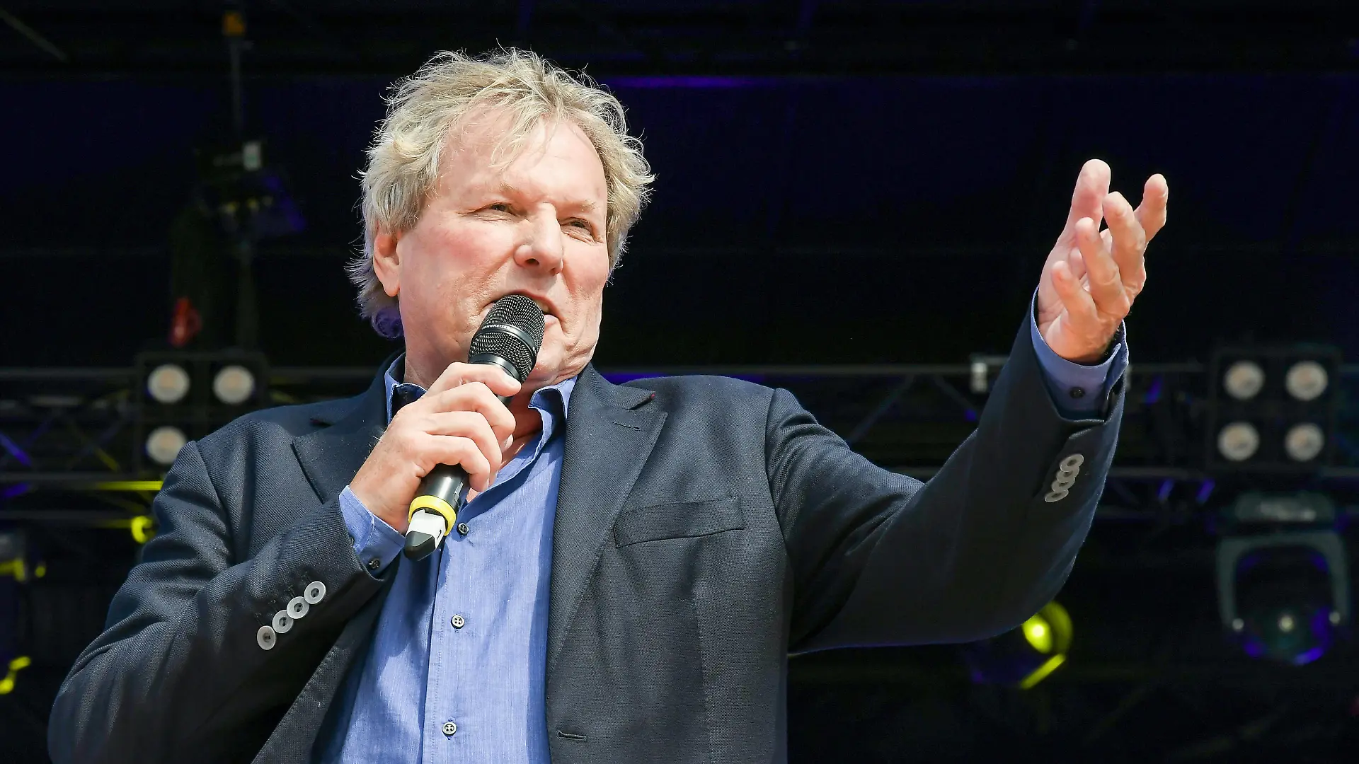  22.05.2022, xlakx, Entertainment Musik, Schlagerinsel Open Air emspor, v.l.Bernhard Brink Live auf der Buehne bei der großen Schlagerinsel Sommer-Tour 2022 auf dem Zentralen Festplatz Berlin Berlin *** 22 05 2022, xlakx, entertainment music, Schlagerinsel Open Air emspor, v l Bernhard Brink Live on stage at the big Schlagerinsel Summer Tour 2022 at the central festival square Berlin Berlin