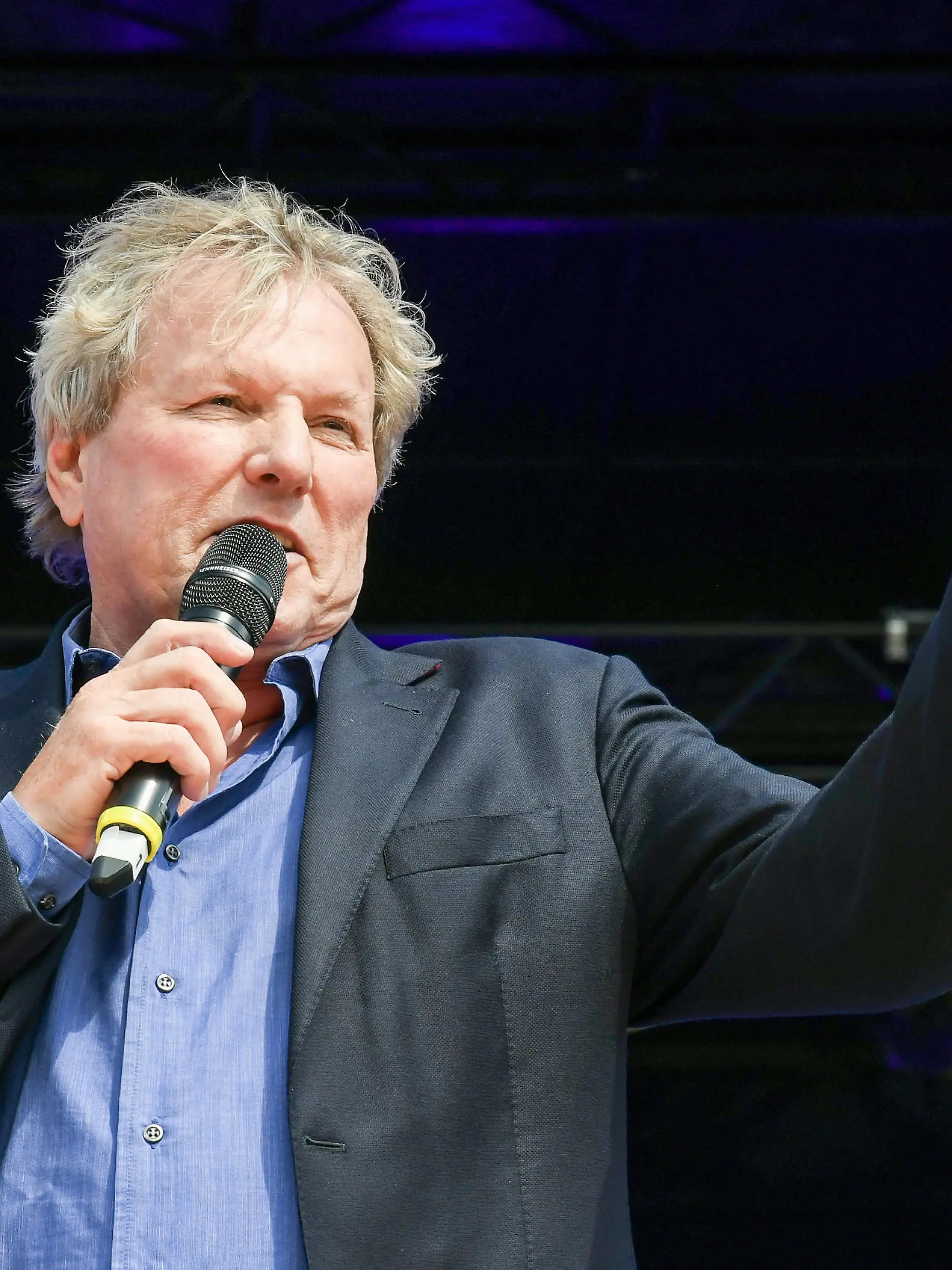 22.05.2022, xlakx, Entertainment Musik, Schlagerinsel Open Air emspor, v.l.Bernhard Brink Live auf der Buehne bei der großen Schlagerinsel Sommer-Tour 2022 auf dem Zentralen Festplatz Berlin Berlin *** 22 05 2022, xlakx, entertainment music, Schlagerinsel Open Air emspor, v l Bernhard Brink Live on stage at the big Schlagerinsel Summer Tour 2022 at the central festival square Berlin Berlin