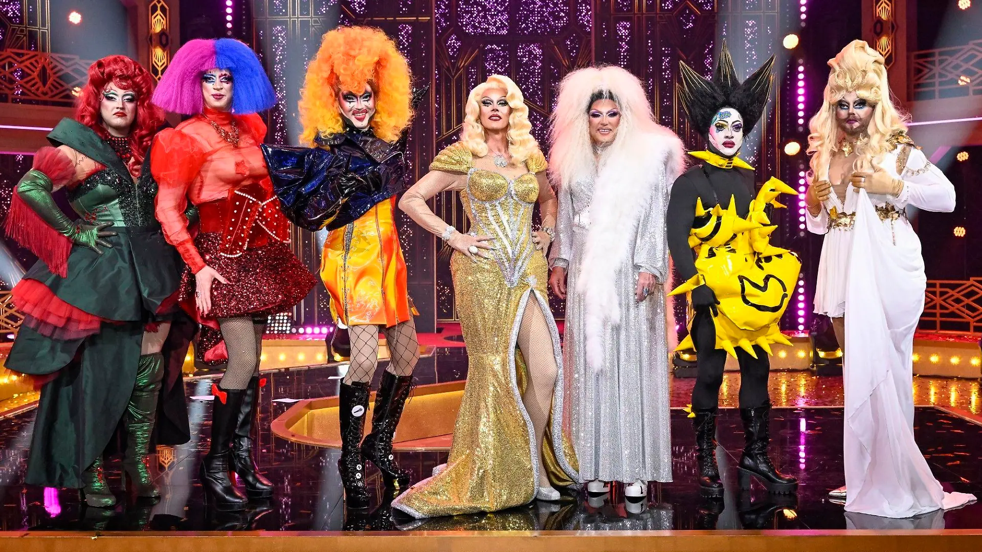 V.l.: Madame Lestrange, Supernova, Kandy Rock, Minnie de la Cruise, Titania Diamond, Lil Sista, Mystery Queen
Die Verwendung des sendungsbezogenen Materials ist nur mit dem Hinweis und Verlinkung auf RTL+ gestattet.