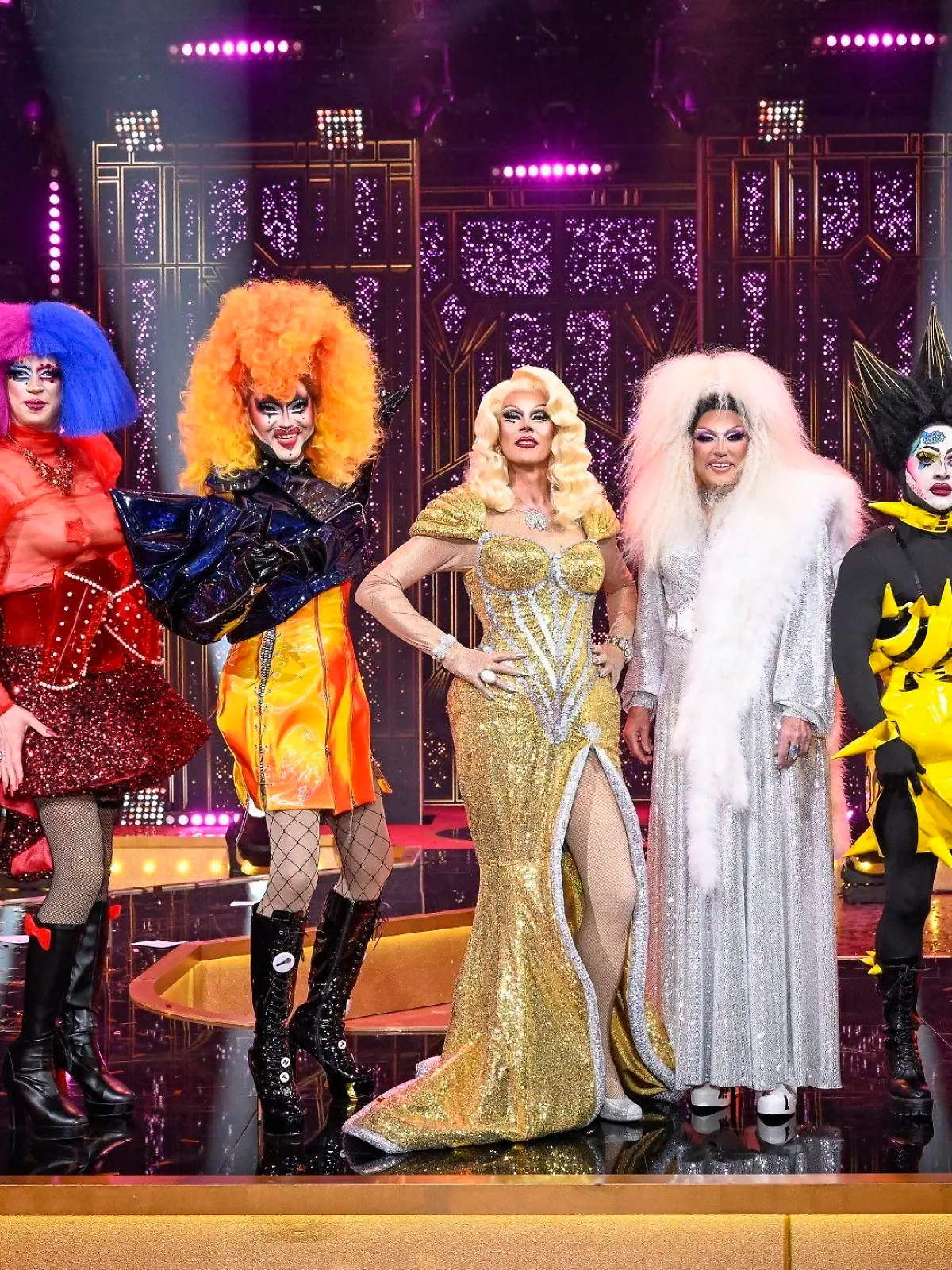V.l.: Madame Lestrange, Supernova, Kandy Rock, Minnie de la Cruise, Titania Diamond, Lil Sista, Mystery Queen

Die Verwendung des sendungsbezogenen Materials ist nur mit dem Hinweis und Verlinkung auf RTL+ gestattet.
