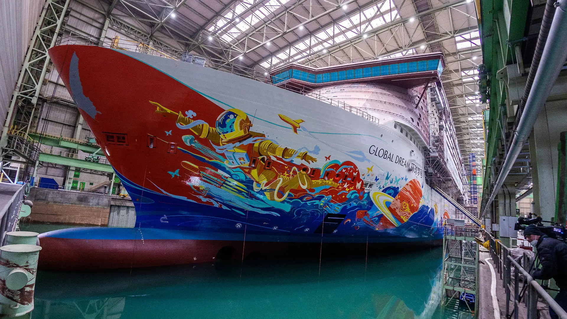 Das im Bau befindlichen Kreuzfahrtschiff «Global Dream» liegt im Baudock der MV Werft. Der vorläufige Insolvenzverwalter hatte die Mitarbeiter bei einer Betriebsversammlung über die aktuelle Situation informiert. Für den Weiterbau des zu drei Viertel fertigen Kreuzfahrtschiffes «Global Dream» werde mit Hochdruck nach Investoren gesucht.