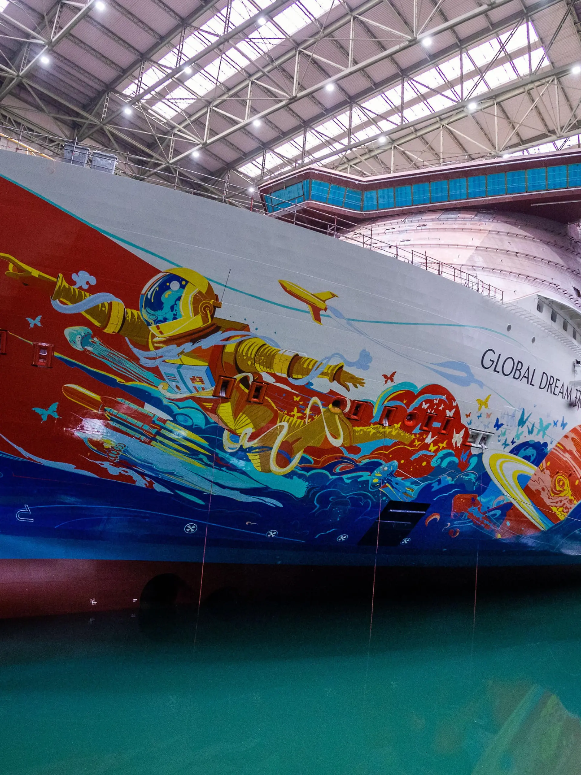Das im Bau befindlichen Kreuzfahrtschiff «Global Dream» liegt im Baudock der MV Werft. Der vorläufige Insolvenzverwalter hatte die Mitarbeiter bei einer Betriebsversammlung über die aktuelle Situation informiert. Für den Weiterbau des zu drei Viertel fertigen Kreuzfahrtschiffes «Global Dream» werde mit Hochdruck nach Investoren gesucht.