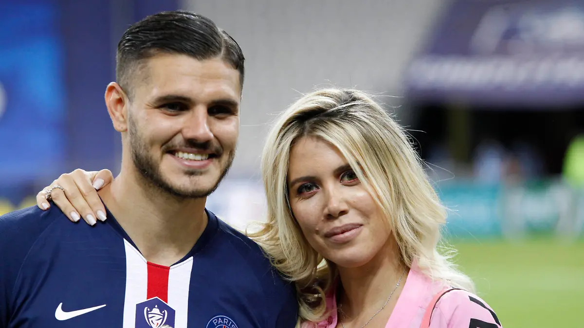 Remise de Trophee - Mauro Icardi PSG - Wanda Nara FOOTBALL : Paris Saint Germain Vs AS Saint Etienne - Coupe de France - Finale - 24/07/2020 MichaelBaucher/Panoramic PUBLICATIONxNOTxINxFRAxITAxBEL