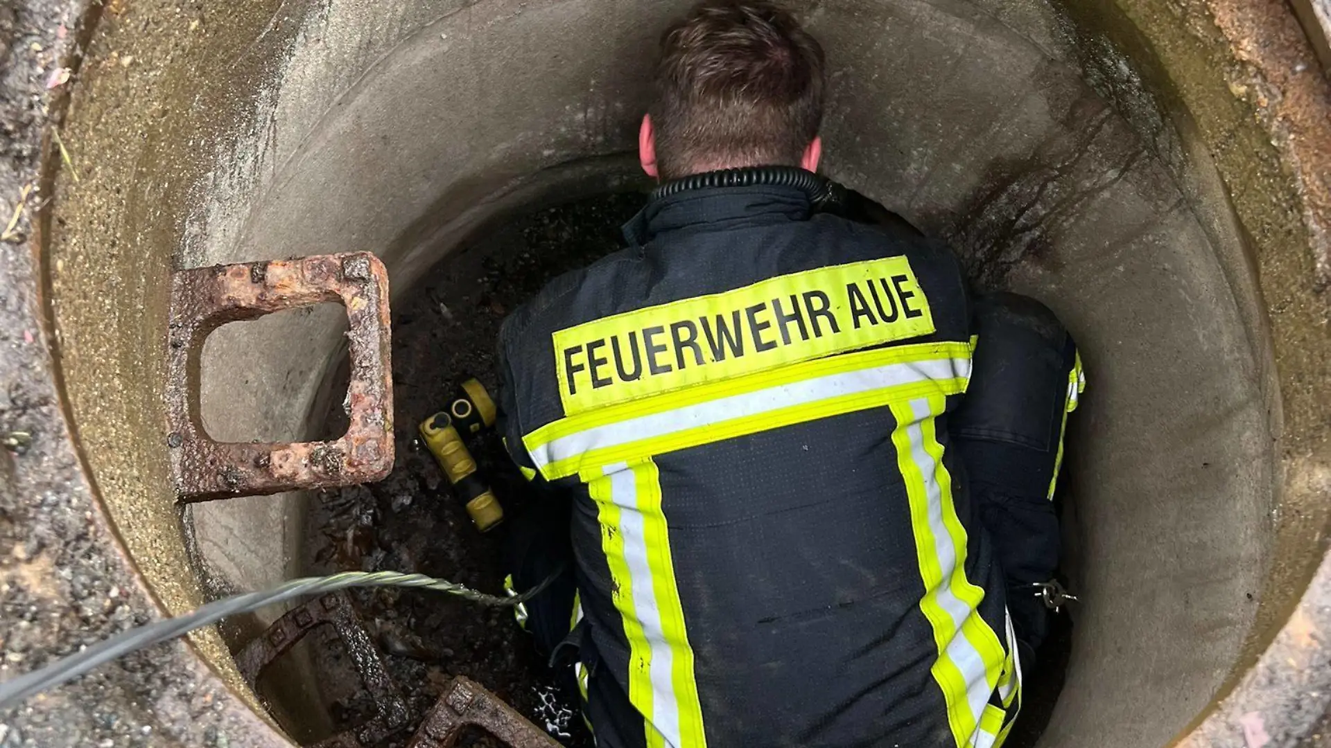 Aus diesem Schacht wurde das Katzenbaby gerettet.