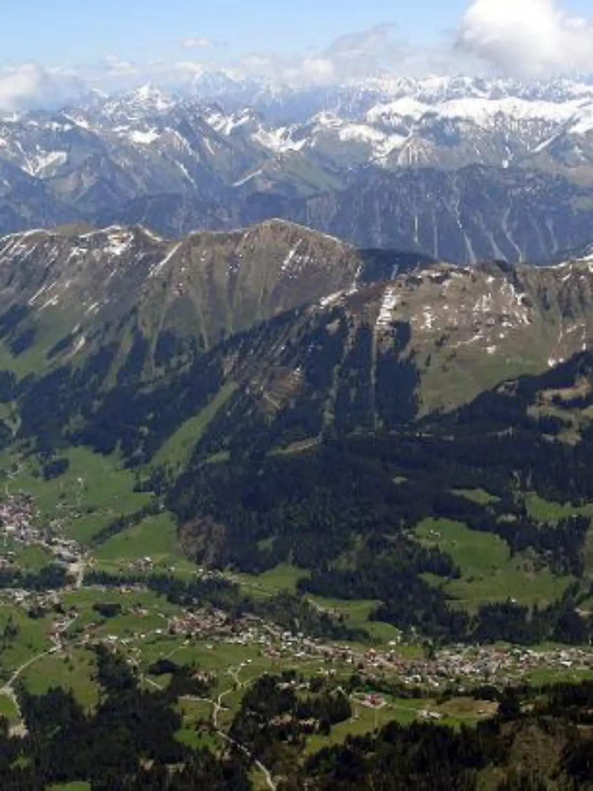 Das Luftbild zeigt das Wintersport- und Wandergebiet Kleinwalsertal in den österreichischen Alpen (2004)., Areal view of the Kleinwalser Valley in the Austrian alps, a paradise for hikers and skiers, Austria, 2004.