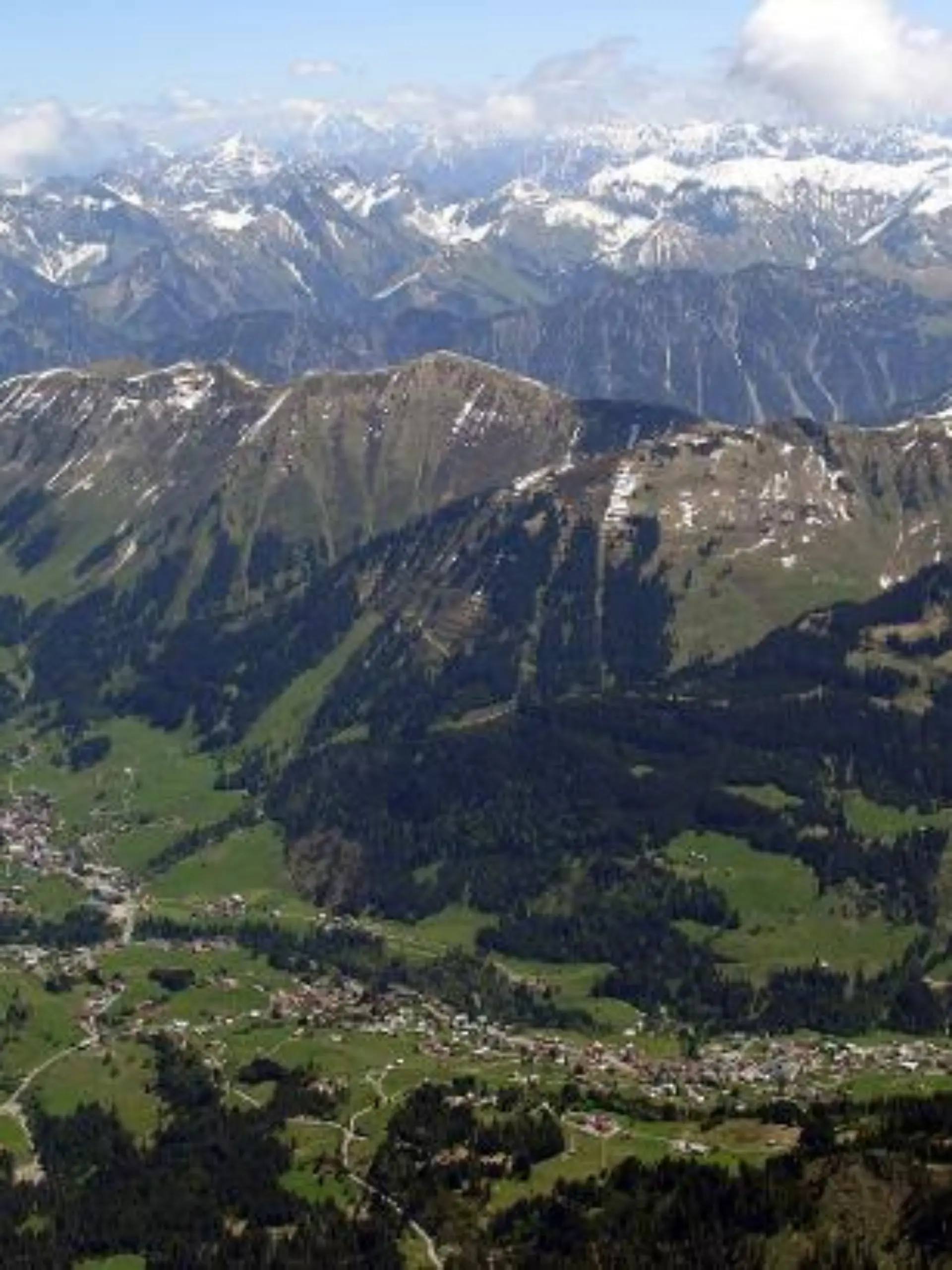 Das Luftbild zeigt das Wintersport- und Wandergebiet Kleinwalsertal in den österreichischen Alpen (2004)., Areal view of the Kleinwalser Valley in the Austrian alps, a paradise for hikers and skiers, Austria, 2004.