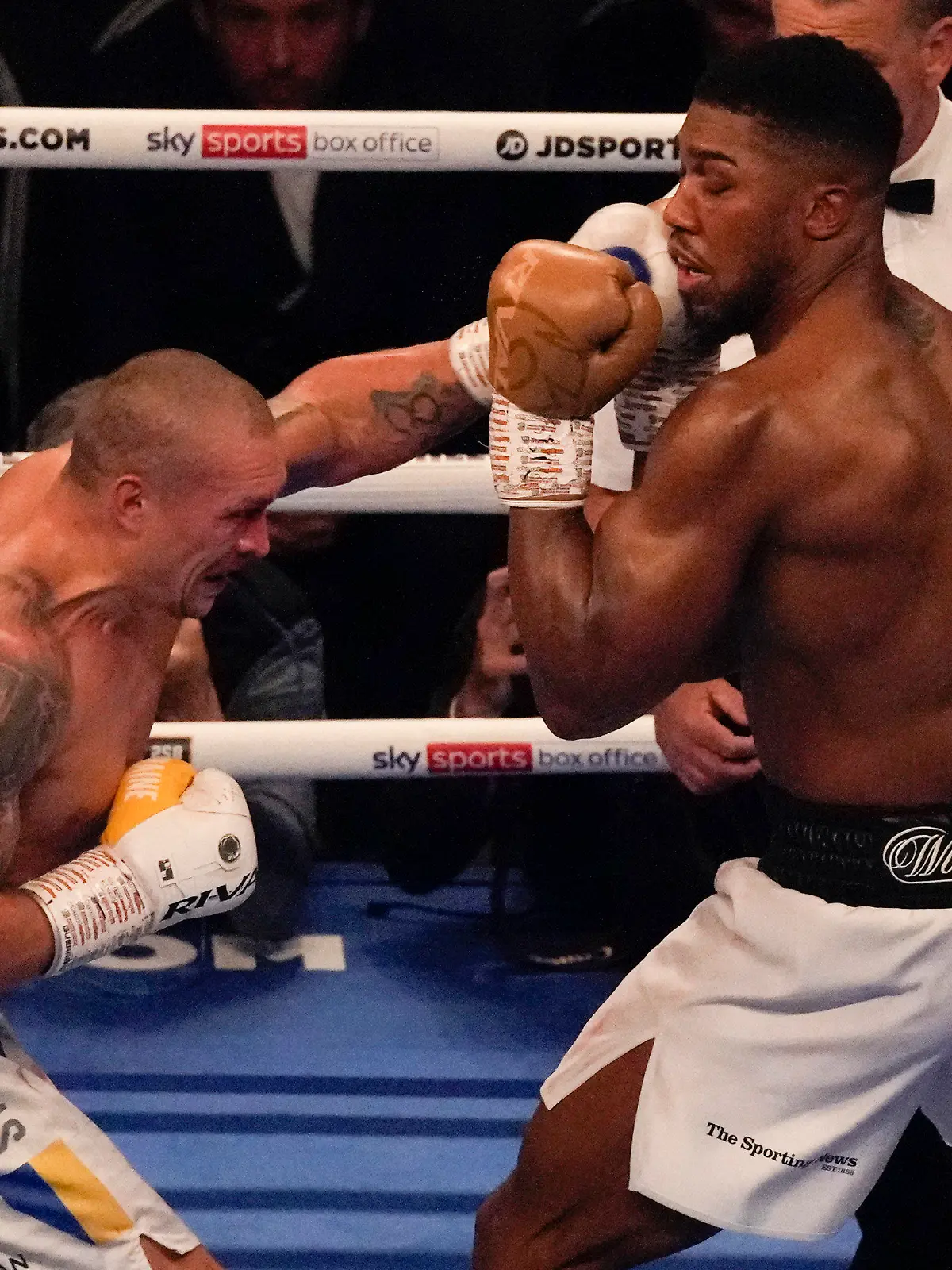 25.09.2021, Großbritannien, London: Boxen: Weltmeisterschaft im Schwergewicht, WBA, WBO und IBF, Joshua (Großbritannien) - Usyk (Ukraine): Oleksandr Usyk (l) gegen Anthony Joshua. Foto: Frank Augstein/AP/dpa +++ dpa-Bildfunk +++