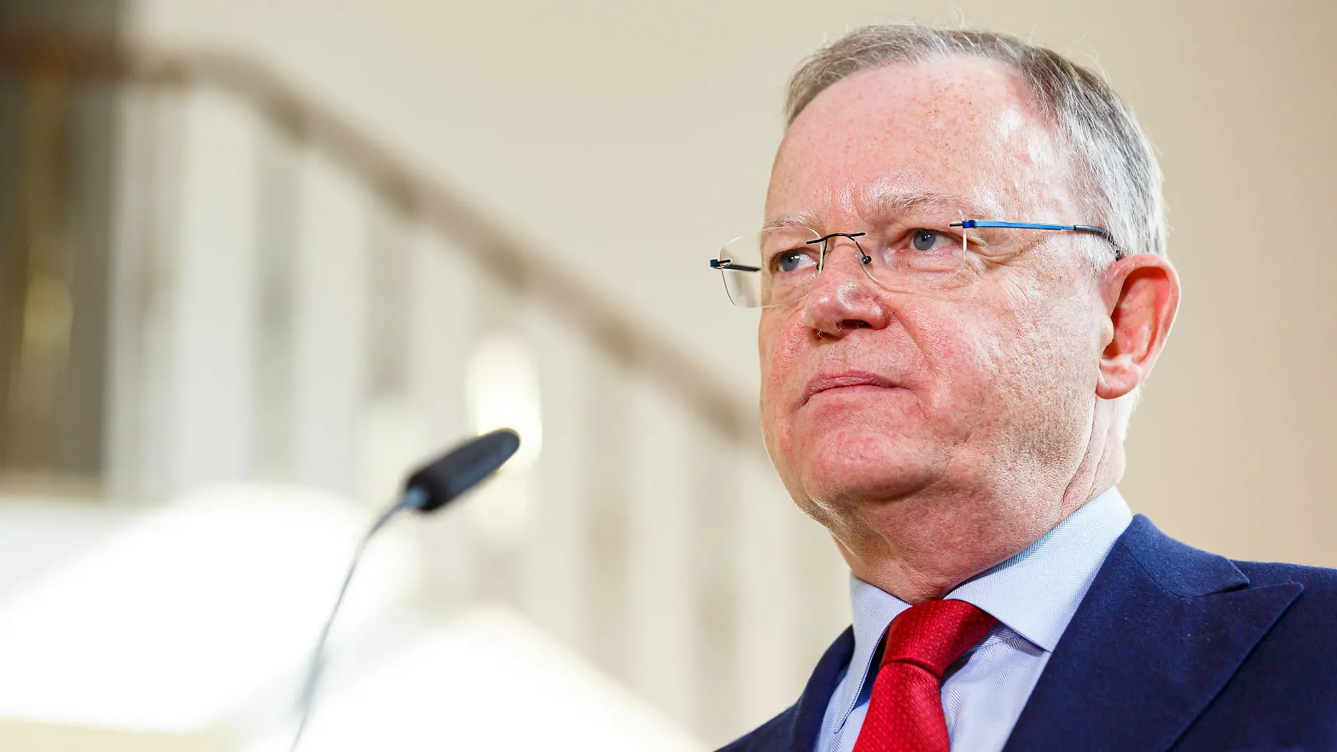 DEUTSCHLAND, NIEDERSACHSEN, HANNOVER, 02.03.2021 - Stephan Weil SPD, Ministerpräsident von Niedersachsen, gibt ein Statement im Foyer der Niedersächsischen Staatskanzlei ab. Hintergrund ist der, aus gesundheitlichen Gründen, bedingte Rücktritt der Niedersächsischen Sozialministerin Carola Reimann SPD. Er gab in diesem Statement ihre Nachfolgerin bekannt. *** GERMANY, LOWER SAXONY, HANOVER, 02 03 2021 Stephan Weil SPD , Minister President of Lower Saxony, gives a statement in the foyer of the State Chancellery of Lower Saxony Background is the, for health reasons, conditional resignation of the Lower Saxony Minister of Social Affairs Carola Reimann SPD He announced in this statement her successor
