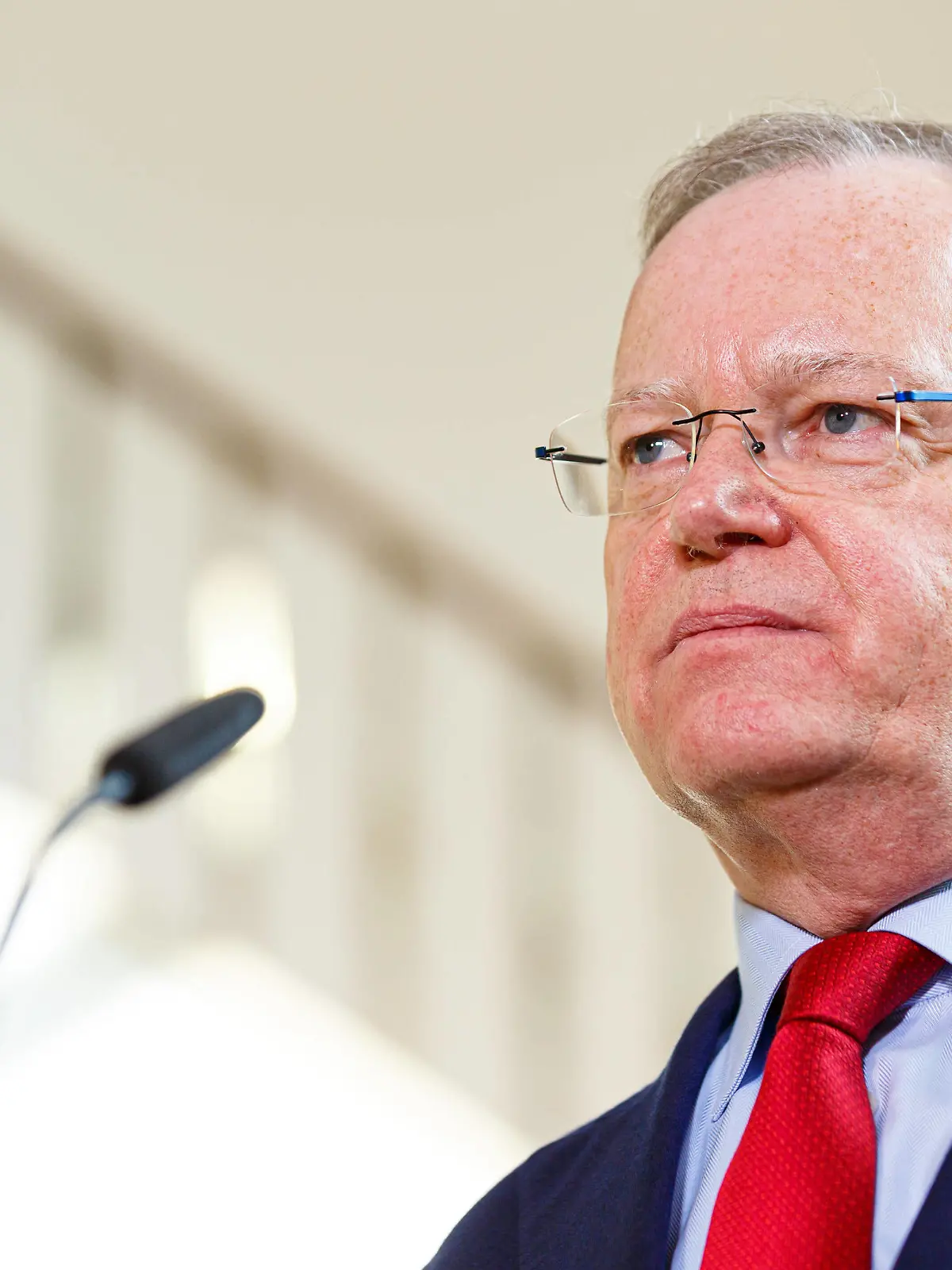  DEUTSCHLAND, NIEDERSACHSEN, HANNOVER, 02.03.2021 - Stephan Weil SPD, Ministerpräsident von Niedersachsen, gibt ein Statement im Foyer der Niedersächsischen Staatskanzlei ab. Hintergrund ist der, aus gesundheitlichen Gründen, bedingte Rücktritt der Niedersächsischen Sozialministerin Carola Reimann SPD. Er gab in diesem Statement ihre Nachfolgerin bekannt. *** GERMANY, LOWER SAXONY, HANOVER, 02 03 2021 Stephan Weil SPD , Minister President of Lower Saxony, gives a statement in the foyer of the State Chancellery of Lower Saxony Background is the, for health reasons, conditional resignation of the Lower Saxony Minister of Social Affairs Carola Reimann SPD He announced in this statement her successor