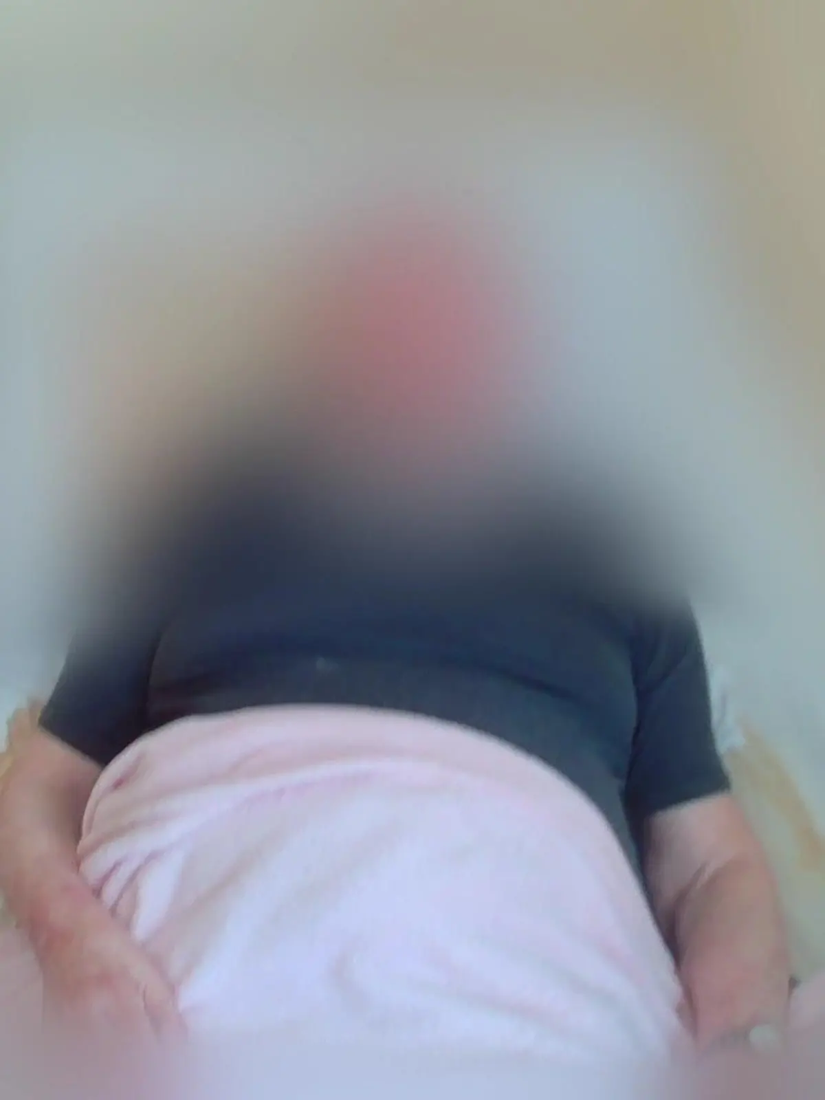 Ein Pflegeheim-Bewohner liegt im uringetränkten Bett