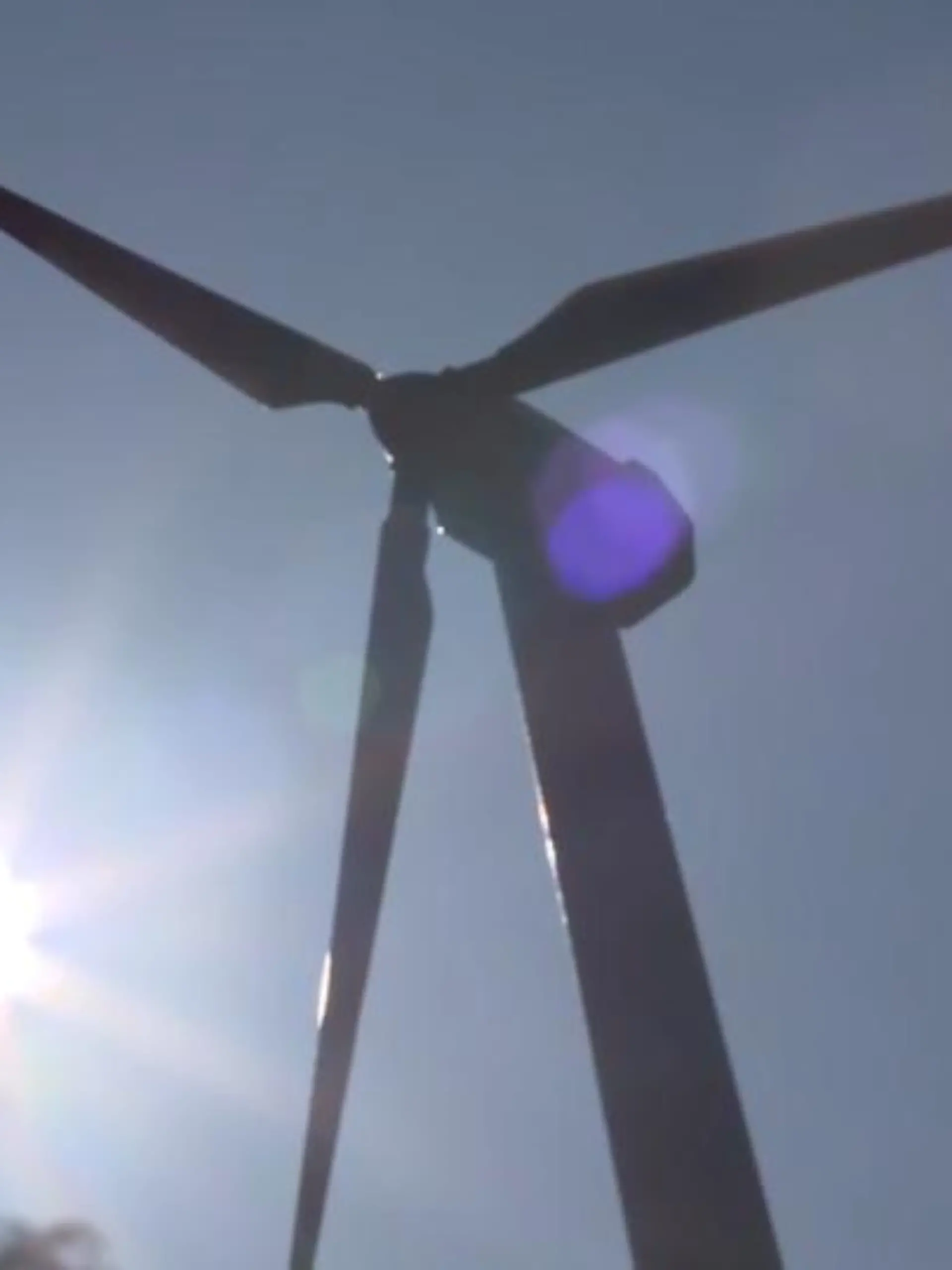 Da läuft wohl was nicht ganz so rund. Laut dem Bund für Naturschutz liegen derzeit rund zwei- bis dreihundert Anträge für Windkraftanlagen auf Eis. Damit belegt Hessen im Durchschnitt den letzten Platz.