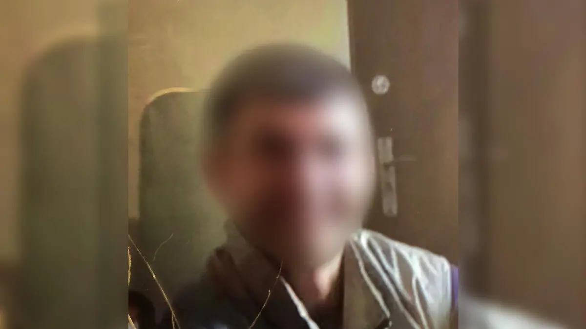 Die Mordkommission "Weser" der Polizei Bielefeld hat zwei Fotos des flüchtigen mutmaßlichen Täters veröffentlicht. Elchin Agaev ist ca. 170-175 cm groß, wiegt ca. 65 Kilo und trägt mittellange schwarze Haare.