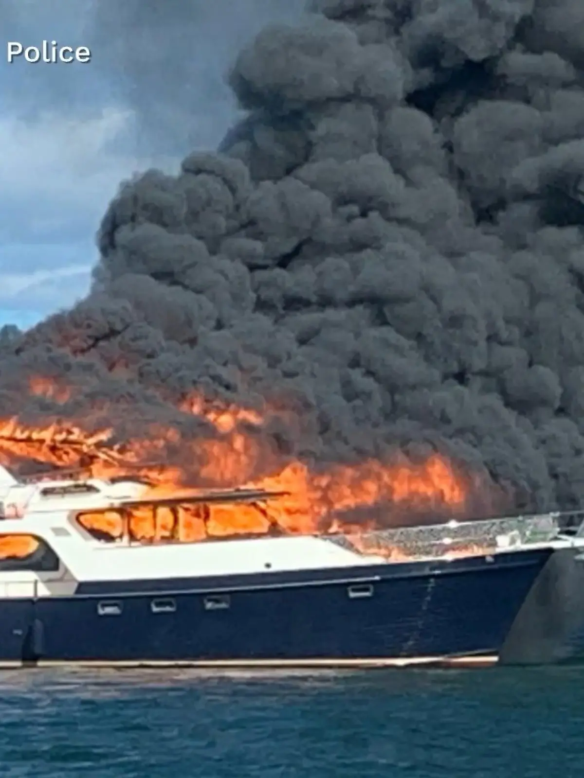 Ein gigantischer Feuerball. Das dürfte eines der Bilder sein, die den Schiffsbesitzern Kitt Watson (67) und Diane Watson (57) sowie deren erstem Maat Jarrod Tubbs (33) ewig im Gedächtnis bleiben wird. Denn in diesem riesigen Flammen-Inferno ging ihre Jacht auf – und damit all ihre Besitztümer. Dass es nicht noch schlimmer kam, verdanken die drei und ihre Hunde einem Fischer, der selbstlos zur Hilfe eilte. Ein Video dokumentiert den heftigen Brand.