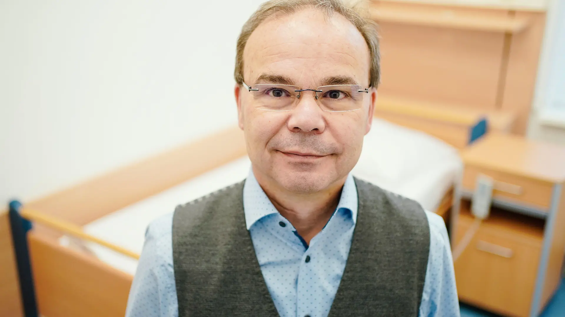ARCHIV - 08.01.2020, Rheinland-Pfalz, Klingenmünster: Der Schlafforscher Hans-Günter Weeß steht im Schlafzentrum vor einem Bett. (zu dpa «Schlafforscher: Erheblicher Teil der Deutschen schläft nicht richtig») Foto: Uwe Anspach/dpa +++ dpa-Bildfunk +++