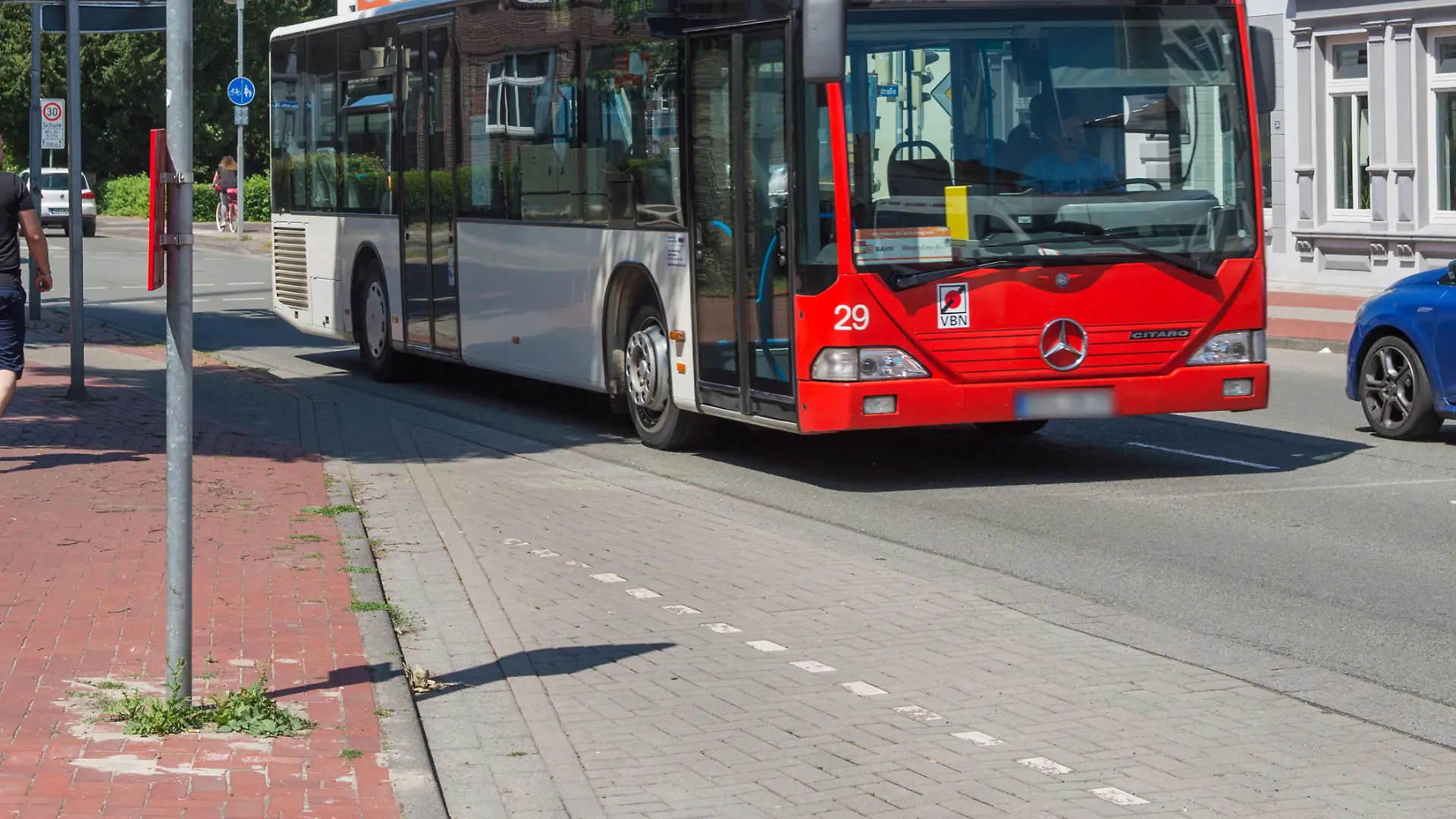 Am Samstag schlug ein bislang unbekannter Täter in Hastedt auf einen 52 Jahre alten Busfahrer ein und verletzte ihn dabei schwer. Die Polizei sucht Zeugen. (Symbolbild)