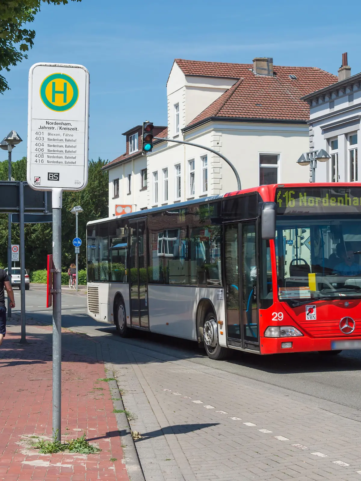 Am Samstag schlug ein bislang unbekannter Täter in Hastedt auf einen 52 Jahre alten Busfahrer ein und verletzte ihn dabei schwer. Die Polizei sucht Zeugen. (Symbolbild)