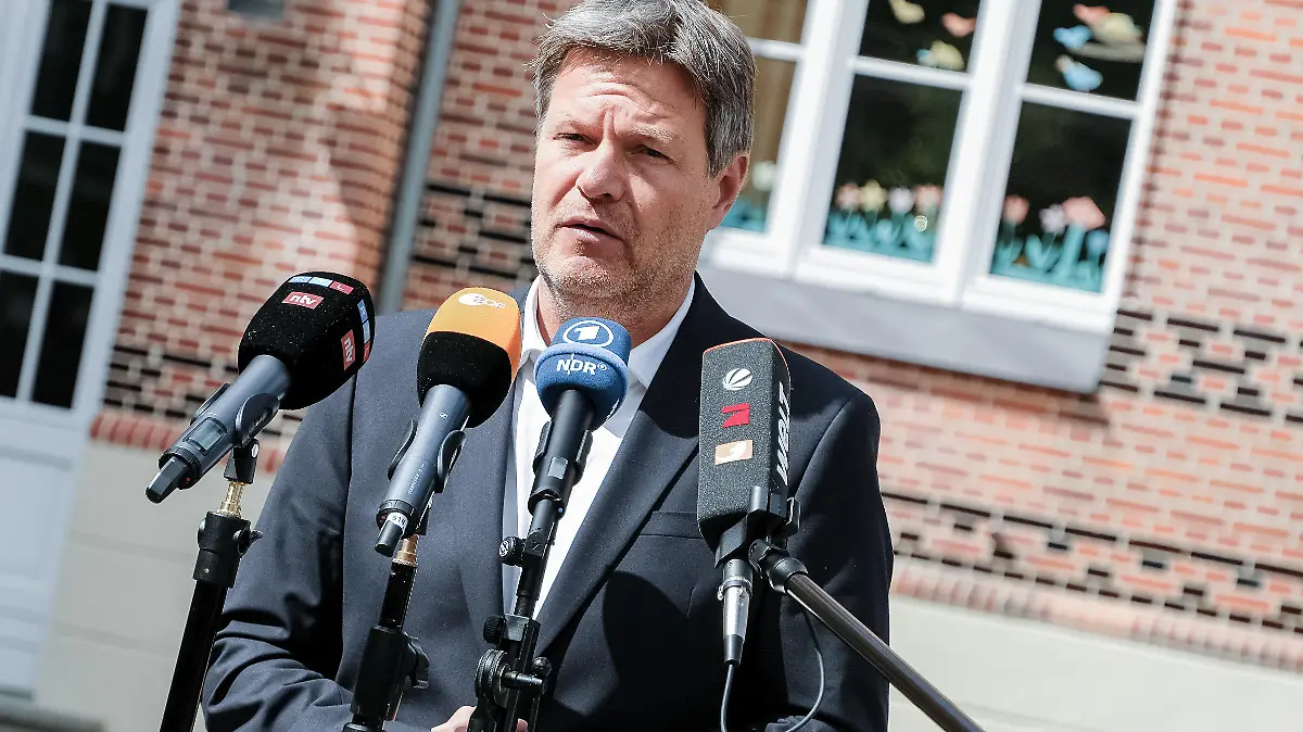19.06.2022, Schleswig-Holstein, Flensburg: Bundeswirtschaftsminister Robert Habeck (Grüne) äussert sich vor Medienvertretern zur aktuellen Debatte über Gaseinsparungen in Deutschland. Foto: Sebastian Iwersen/dpa +++ dpa-Bildfunk +++