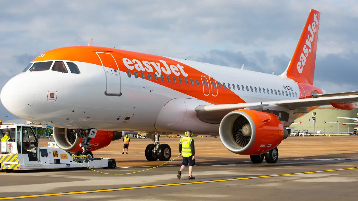 ARCHIV - 17.05.2021, Großbritannien, London: Ein Flugzeug des britischen Billigfliegers Easyjet wird am Flughafen Gatwick für seinen Abflug vorbereitet. (zu dpa: «Easyjet streicht in den kommenden zehn Tagen mehr als 200 Flüge») Foto: David Parry/PA Wire/dpa - ACHTUNG: Nur zur redaktionellen Verwendung und nur mit vollständiger Nennung des vorstehenden Credits +++ dpa-Bildfunk +++