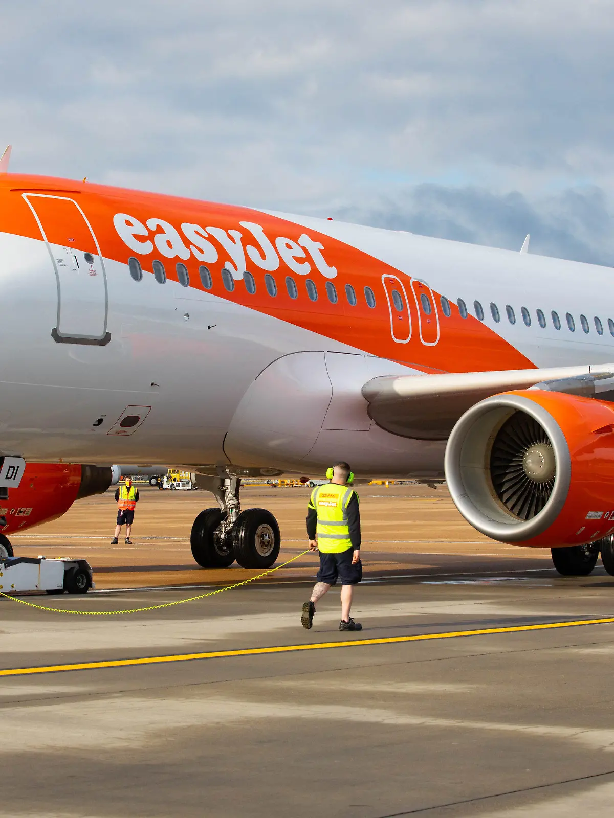 ARCHIV - 17.05.2021, Großbritannien, London: Ein Flugzeug des britischen Billigfliegers Easyjet wird am Flughafen Gatwick für seinen Abflug vorbereitet. (zu dpa: «Easyjet streicht in den kommenden zehn Tagen mehr als 200 Flüge») Foto: David Parry/PA Wire/dpa - ACHTUNG: Nur zur redaktionellen Verwendung und nur mit vollständiger Nennung des vorstehenden Credits +++ dpa-Bildfunk +++