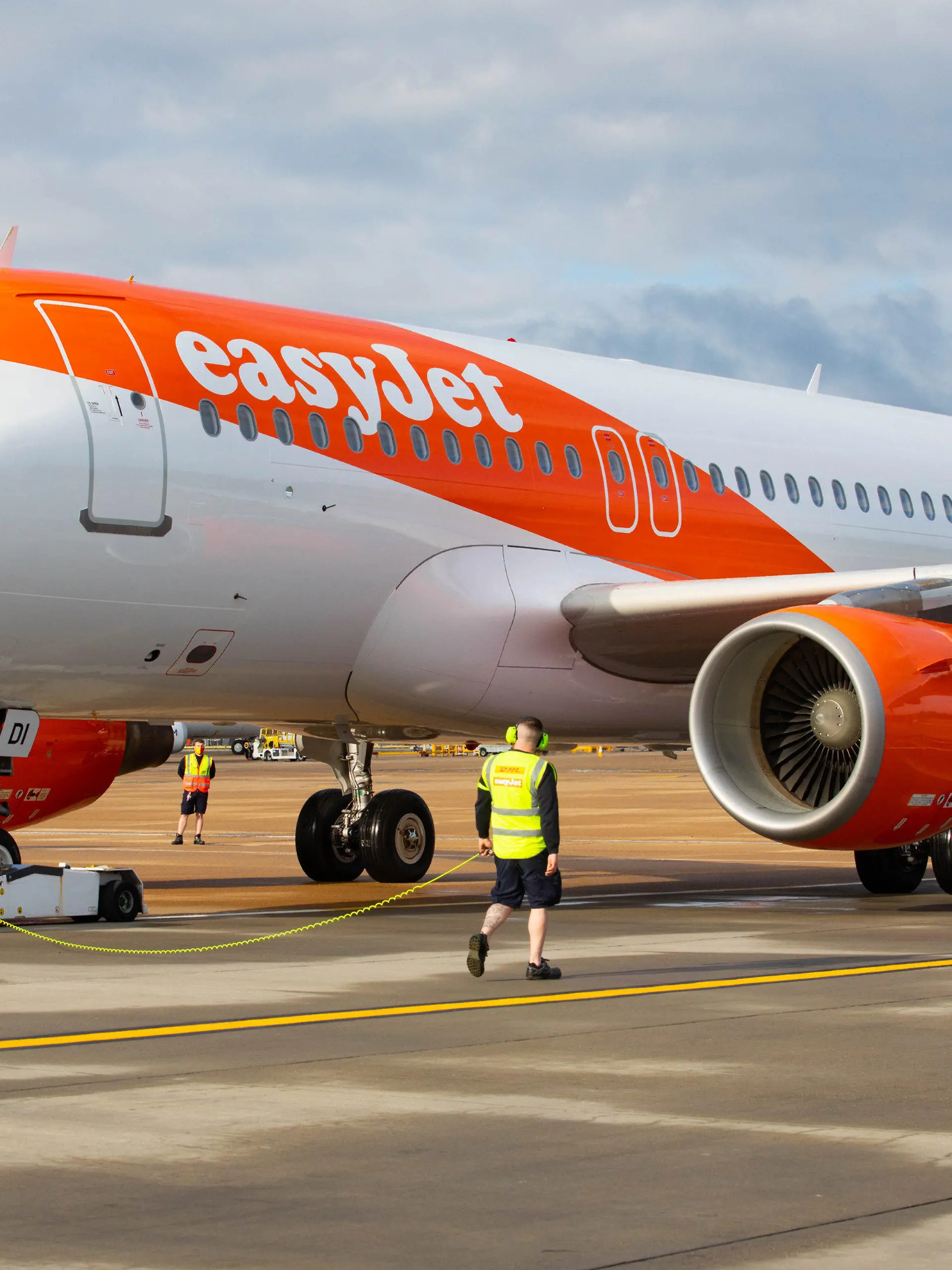 ARCHIV - 17.05.2021, Großbritannien, London: Ein Flugzeug des britischen Billigfliegers Easyjet wird am Flughafen Gatwick für seinen Abflug vorbereitet. (zu dpa: «Easyjet streicht in den kommenden zehn Tagen mehr als 200 Flüge») Foto: David Parry/PA Wire/dpa - ACHTUNG: Nur zur redaktionellen Verwendung und nur mit vollständiger Nennung des vorstehenden Credits +++ dpa-Bildfunk +++