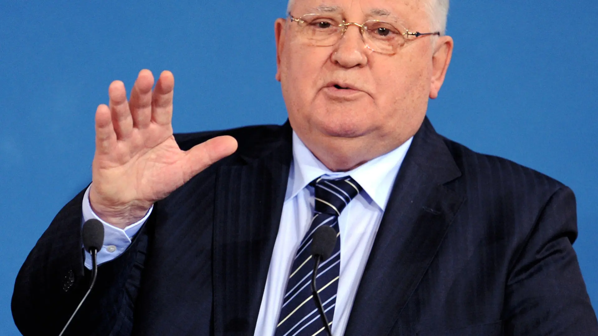 ARCHIV - Michail Gorbatschow, Friedensnobelpreisträger und ehemaliger Staatspräsident der Sowjetunion, spricht am 10.12.2011 in München (Bayern) bei einer Preisverleihung. Foto: Tobias Hase/dpa (zu dpa "Anzeichen eines Kalten Krieges - Gorbatschow mahnt Putin und Obama" vom 05.10.2014) +++(c) dpa - Bildfunk+++