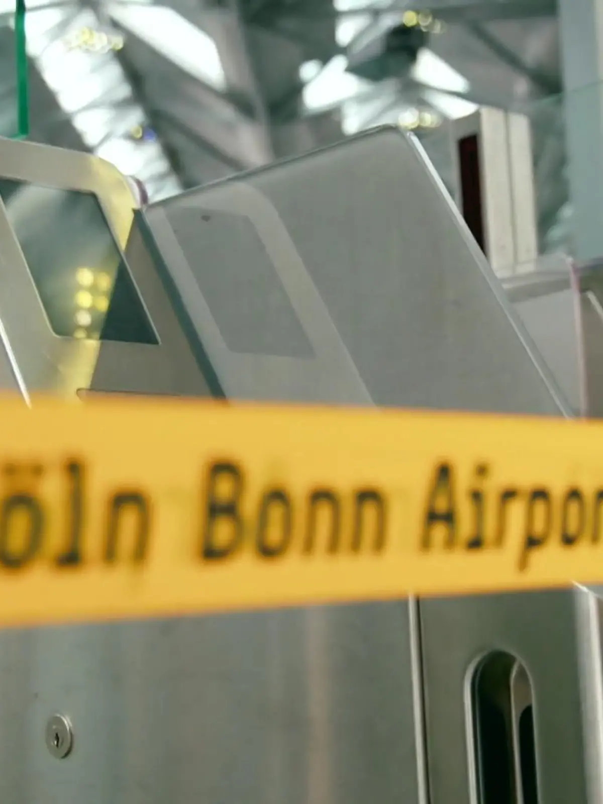 Ein Meer von Koffern in Heathrow. Gepäck-Berge, meterhoch. Viele Reisende müssen ohne ihre Sachen fliegen.
Der Grund: Personalmangel und schlechte Organisation. Also ähnlich wie bei uns, wo es seit Wochen immer wieder Probleme gibt, mit langen Schlangen am Check-in, gestrichenen Flügen und überforderten Fluggesellschaften.