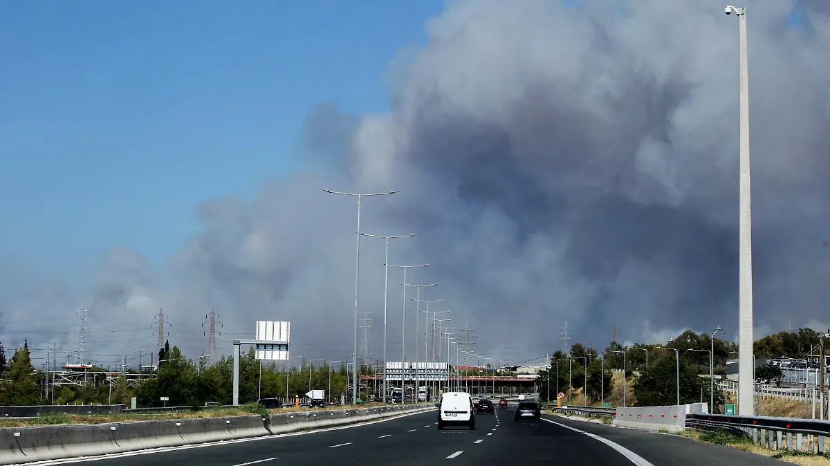July 17, 2023, Loutraki, Greece: National road from Athens to Patra closed near Corinth when the fire came near to the highway. (Credit Image: © Aristidis Vafeiadakis/ZUMA Press Wire) / action press