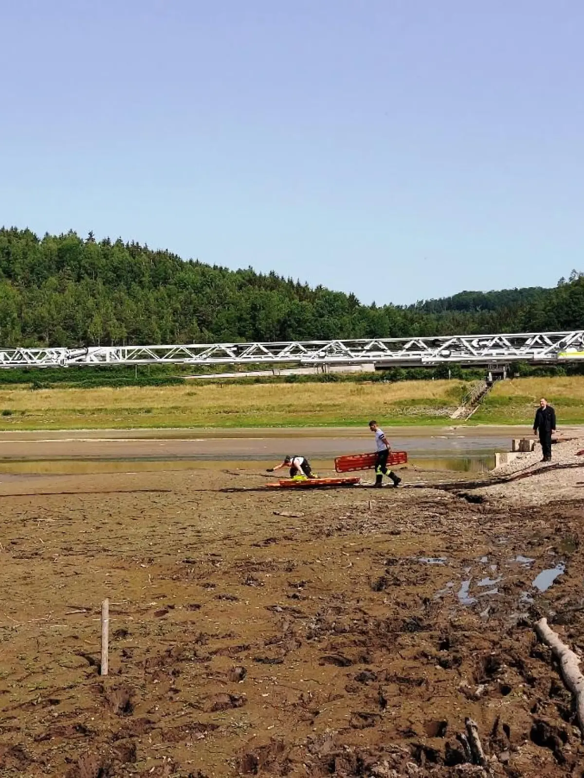 Frau und Hund stecken im Stausee Ahl fest.