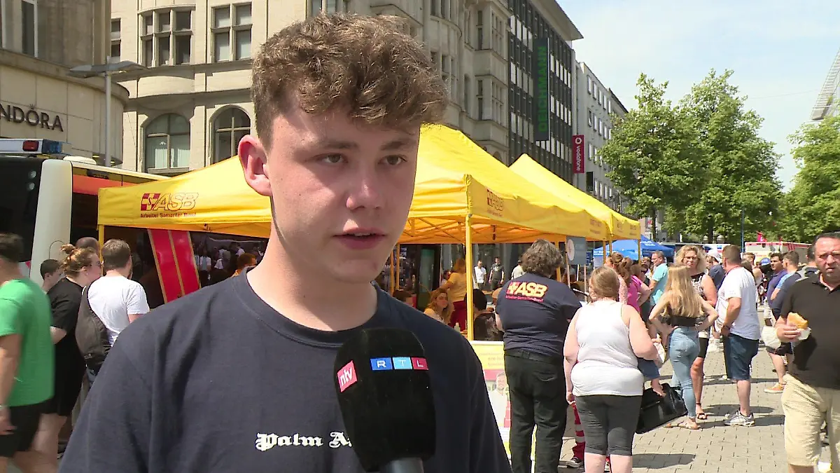 Mika hofft auf einen Stammzellenspender für seinen großen Bruder