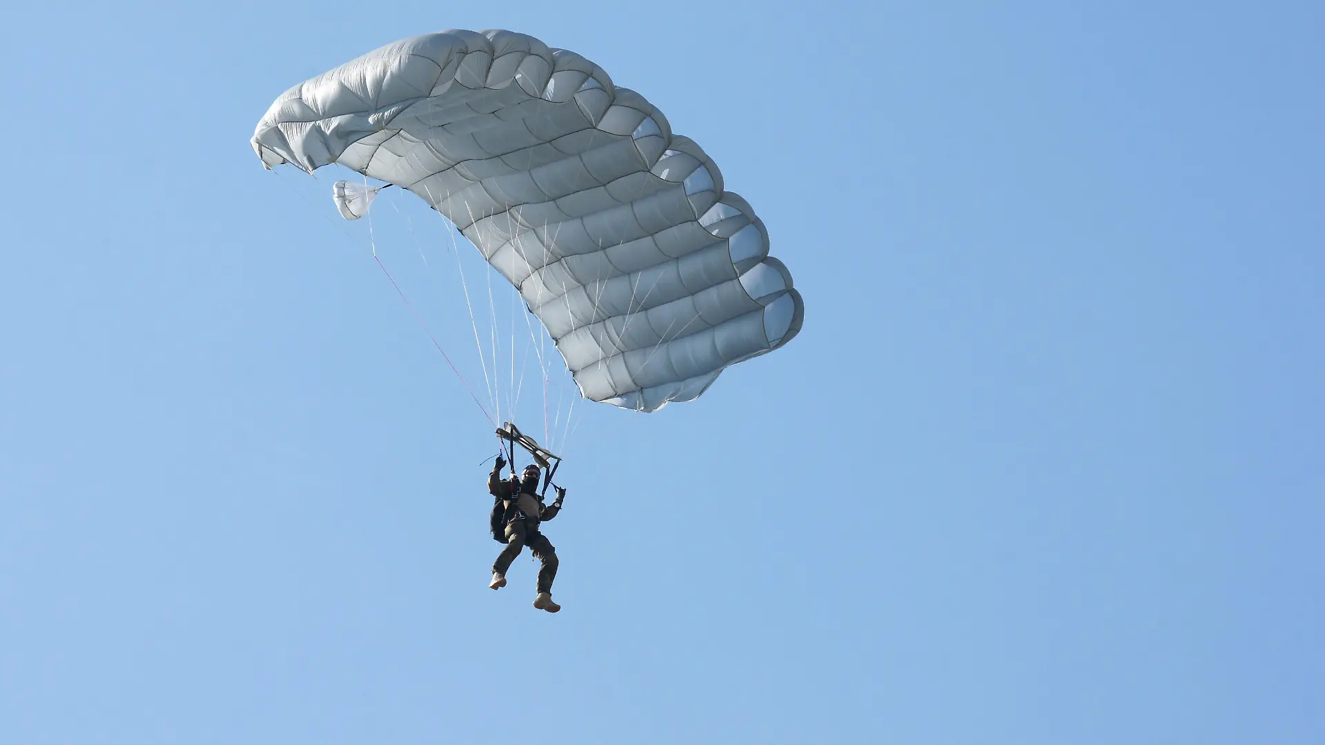 Fallschirmjäger der Bundeswehr mit Freifallschirm TW 9 im Anflug auf die Landezone