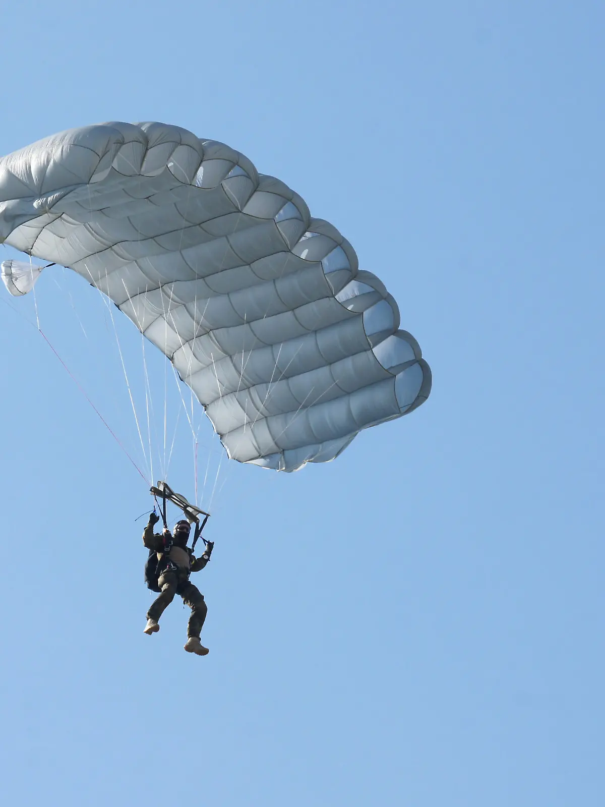 Fallschirmjäger der Bundeswehr mit Freifallschirm TW 9 im Anflug auf die Landezone
