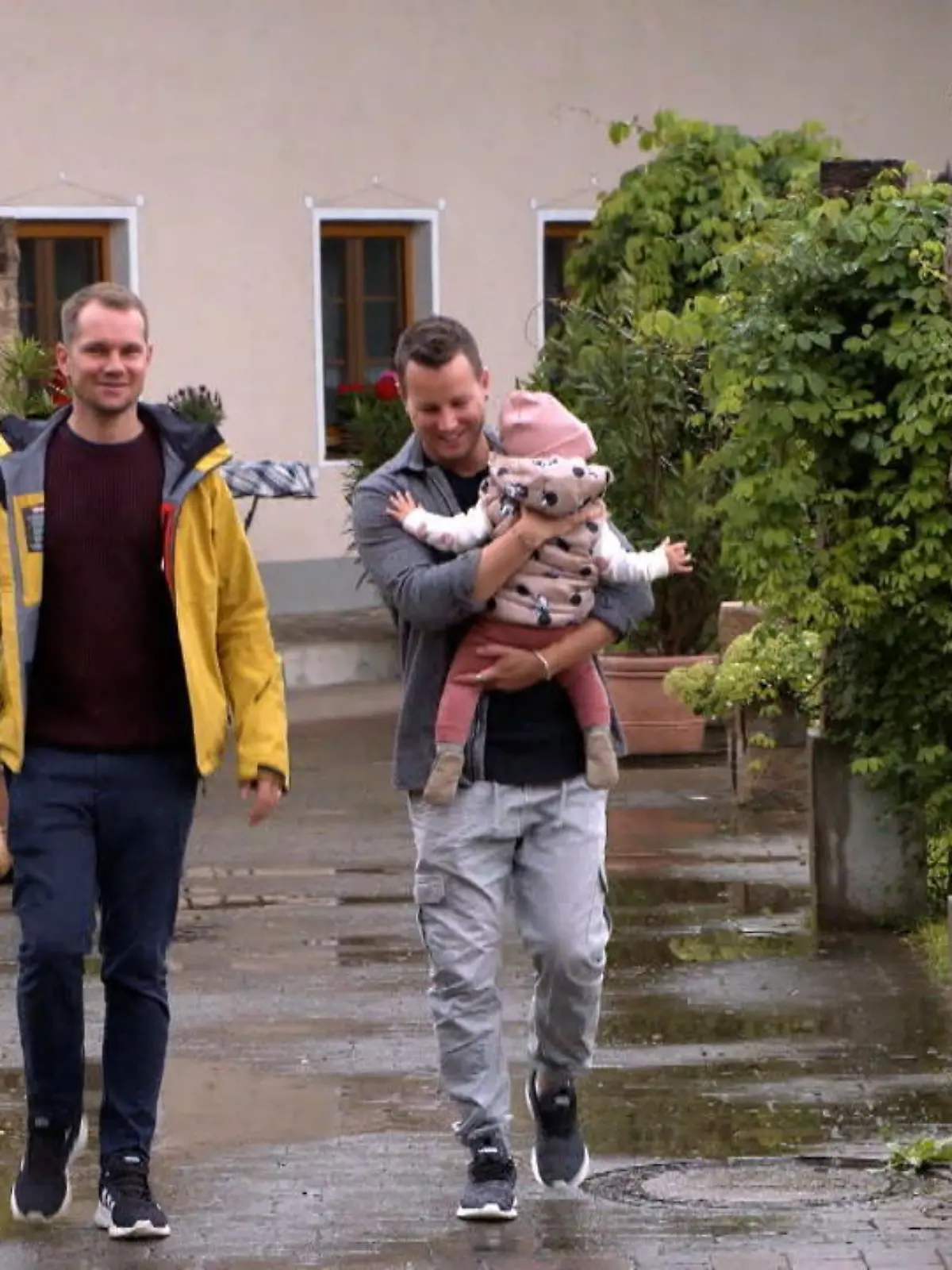 Manuel und Horst sind zwei schwule Männer und für die ist vor einem Jahr ihr größter Traum in Erfüllung gegangen. Ein Baby! Unsere Kollegin Bella Lesnik hat die beiden getroffen. Wie der Alltag der kleinen Familie aussieht und was die Nachbarn über das Glück der beiden Väter denken, sehen Sie im Video.