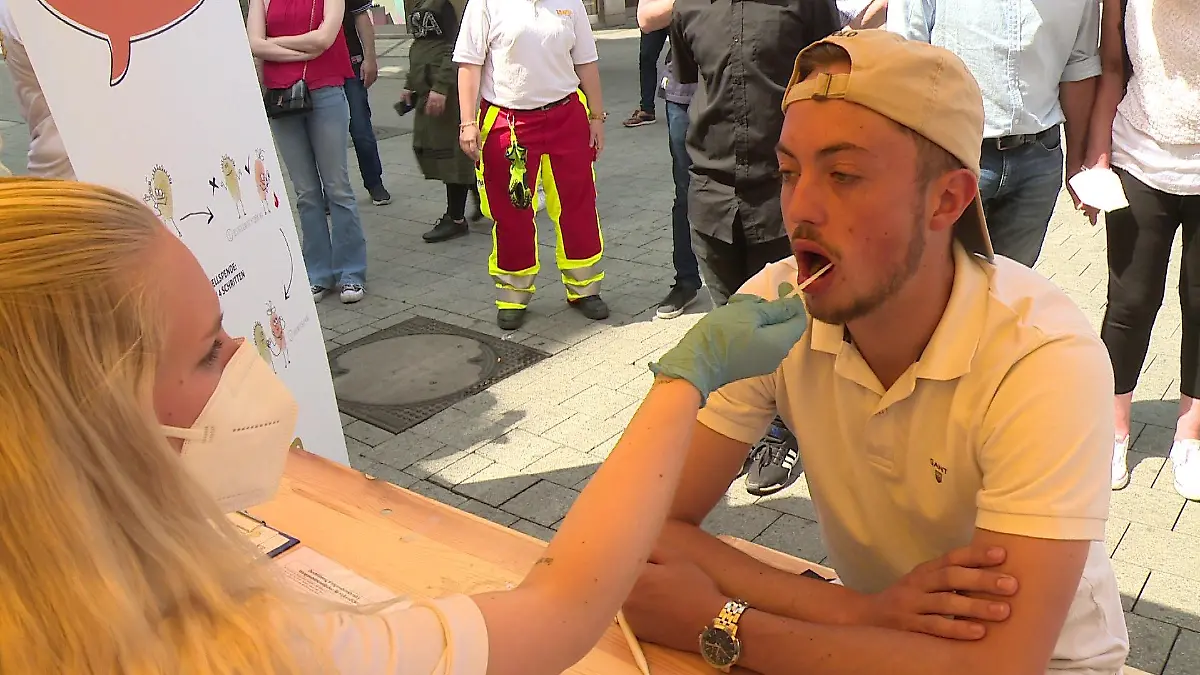 Tims bester Freund Luca lässt sich bei der Typisierungsaktion in der Innenstadt von Hannover als Spender registrieren.