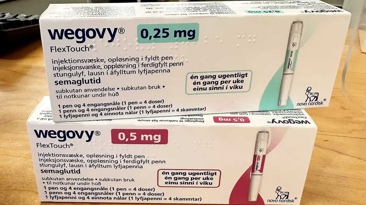 ARCHIV - 28.06.2023, Dänemark, Kopenhagen: Verschiedene Packungen des Abnehmmittels «Wegovy» des Pharmakonzerns Novo Nordisk liegen in einer dänischen Apotheke auf dem Verkaufstresen. Der Sicherheitsausschuss der Europäischen Arzneimittelagentur EMA hat eine Überprüfung mehrerer Abnehm- und Diabetesmedikamente begonnen. (zu dpa «EMA überprüft Abnehm- und Diabetesmittel auf mögliche Risiken») Foto: Steffen Trumpf/dpa +++ dpa-Bildfunk +++