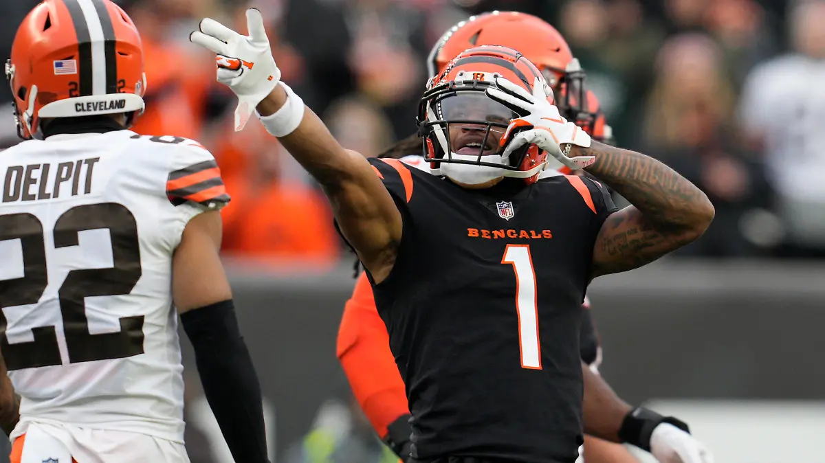 Cincinnati Bengals' Ja'Marr Chase (1) reacts after a first down catch during the second half of an NFL football game against the Cleveland Browns, Sunday, Dec. 11, 2022, in Cincinnati. (AP Photo/Jeff Dean)