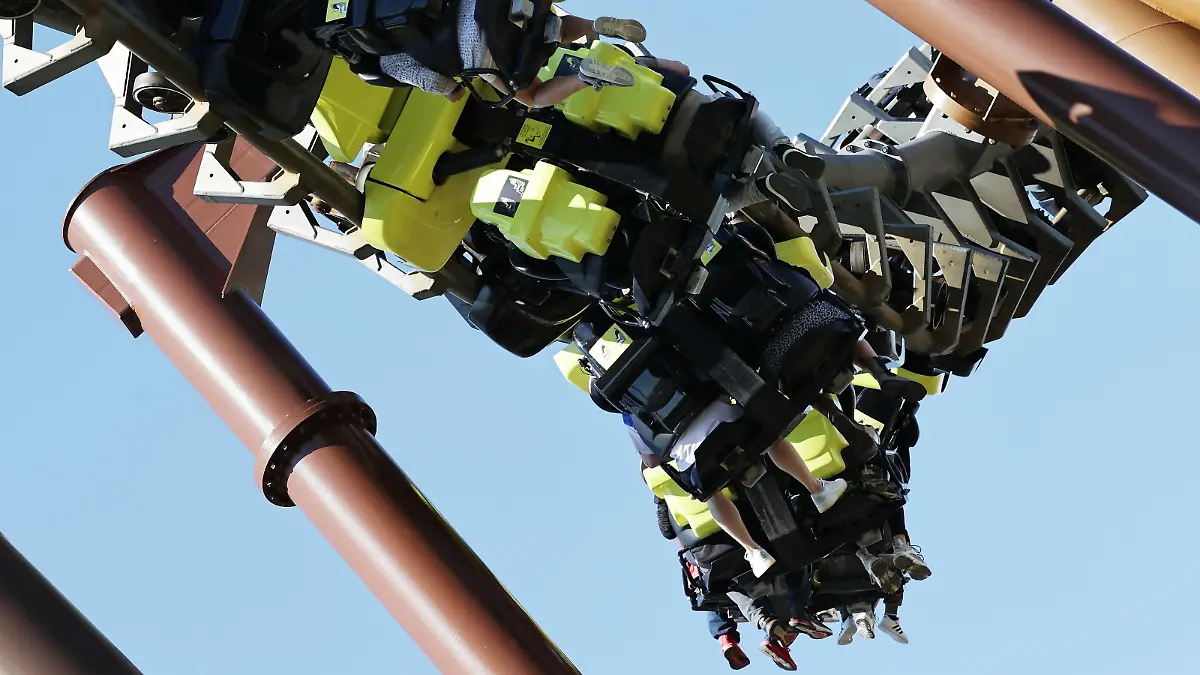 Viele Osterausflügler vergnügen sich in der Achterbahn "Lucky Luke-The Ride Die Daltons brechen aus" im Bottroper Moviepark. Sonniges Frühlingswetter lockt die Menschen über Ostern ins Freie.